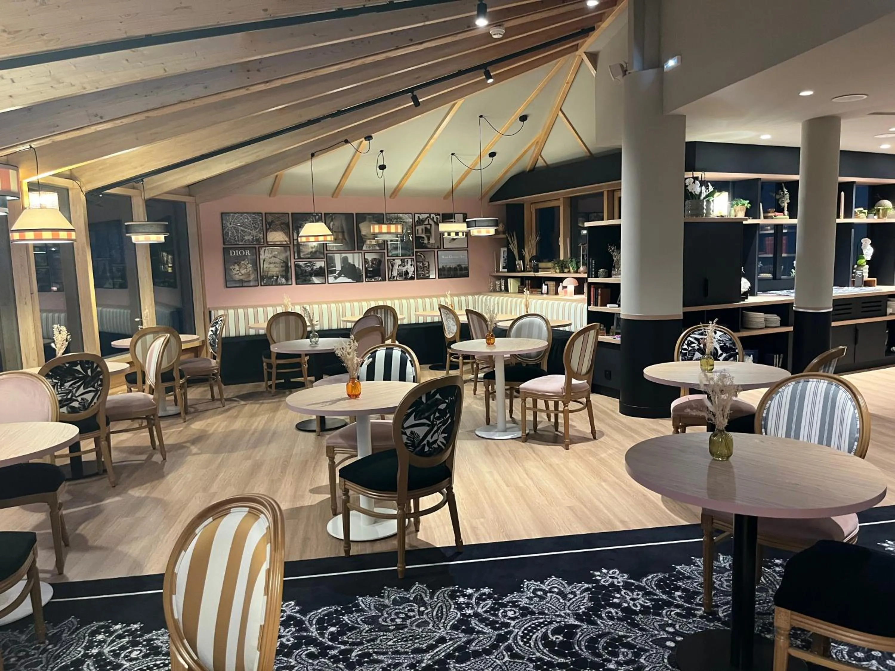 Lounge or bar in Mercure Granville Le Grand Large