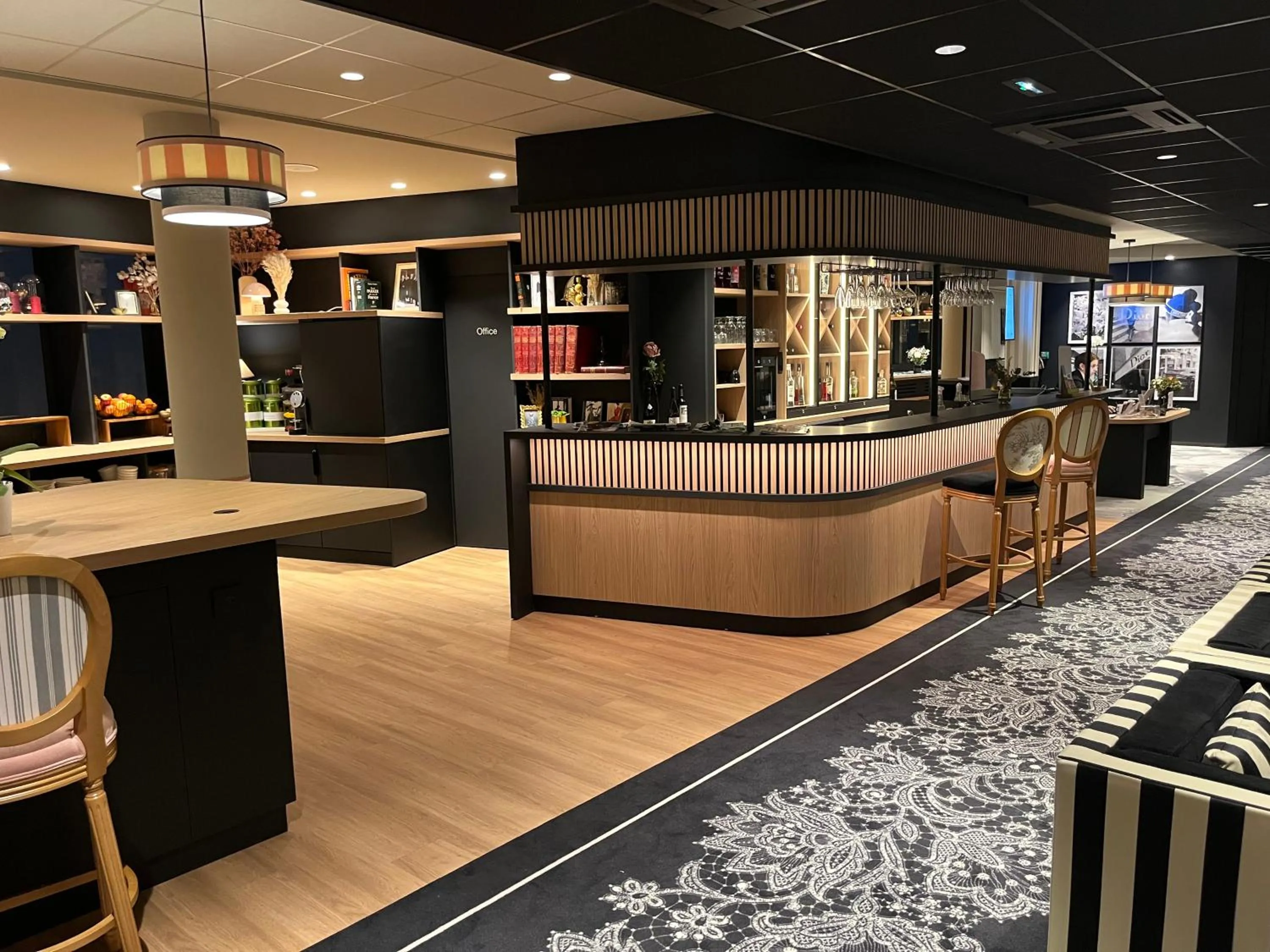 Lounge or bar in Mercure Granville Le Grand Large