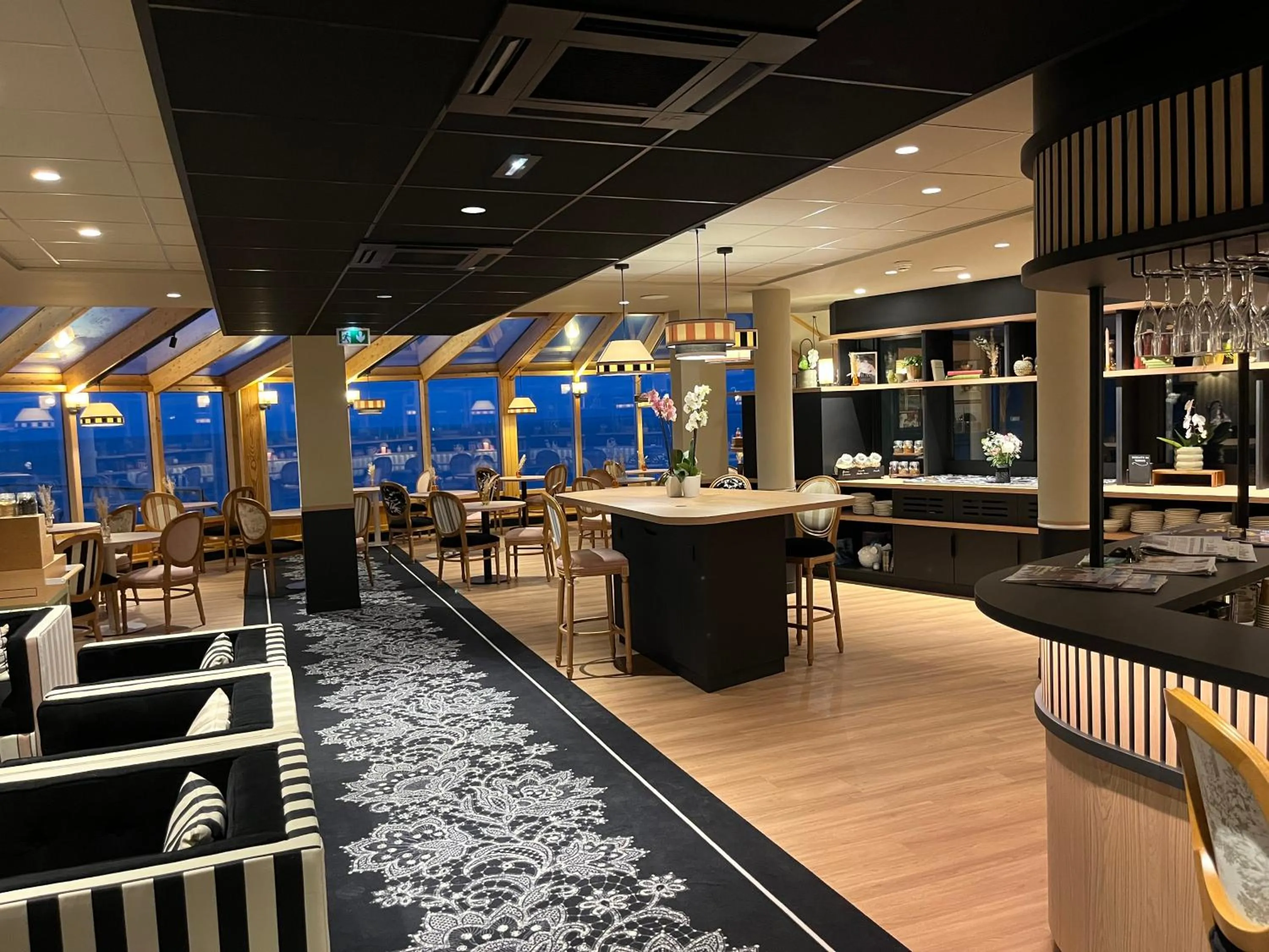 Lounge or bar in Mercure Granville Le Grand Large