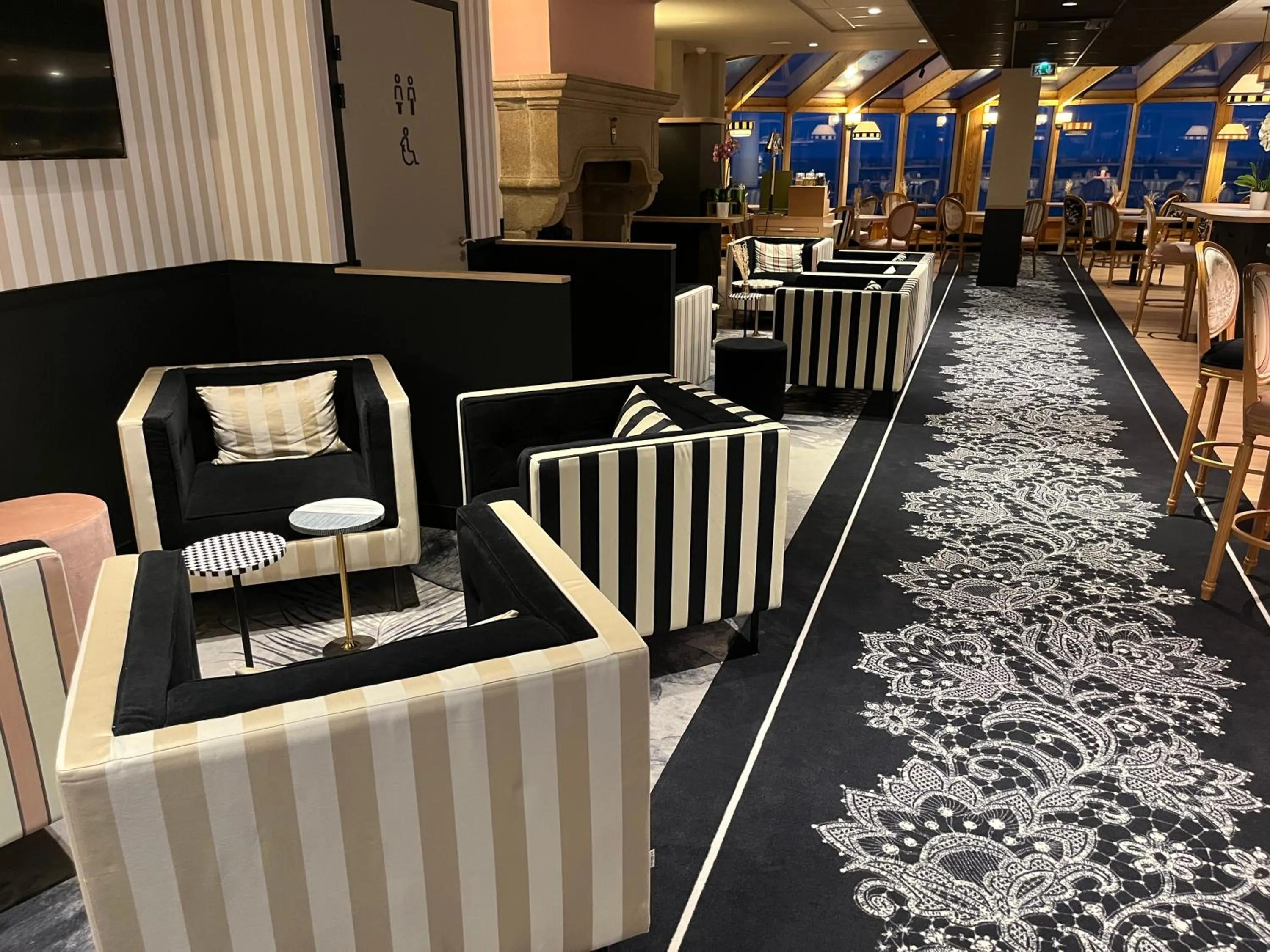 Lounge or bar in Mercure Granville Le Grand Large