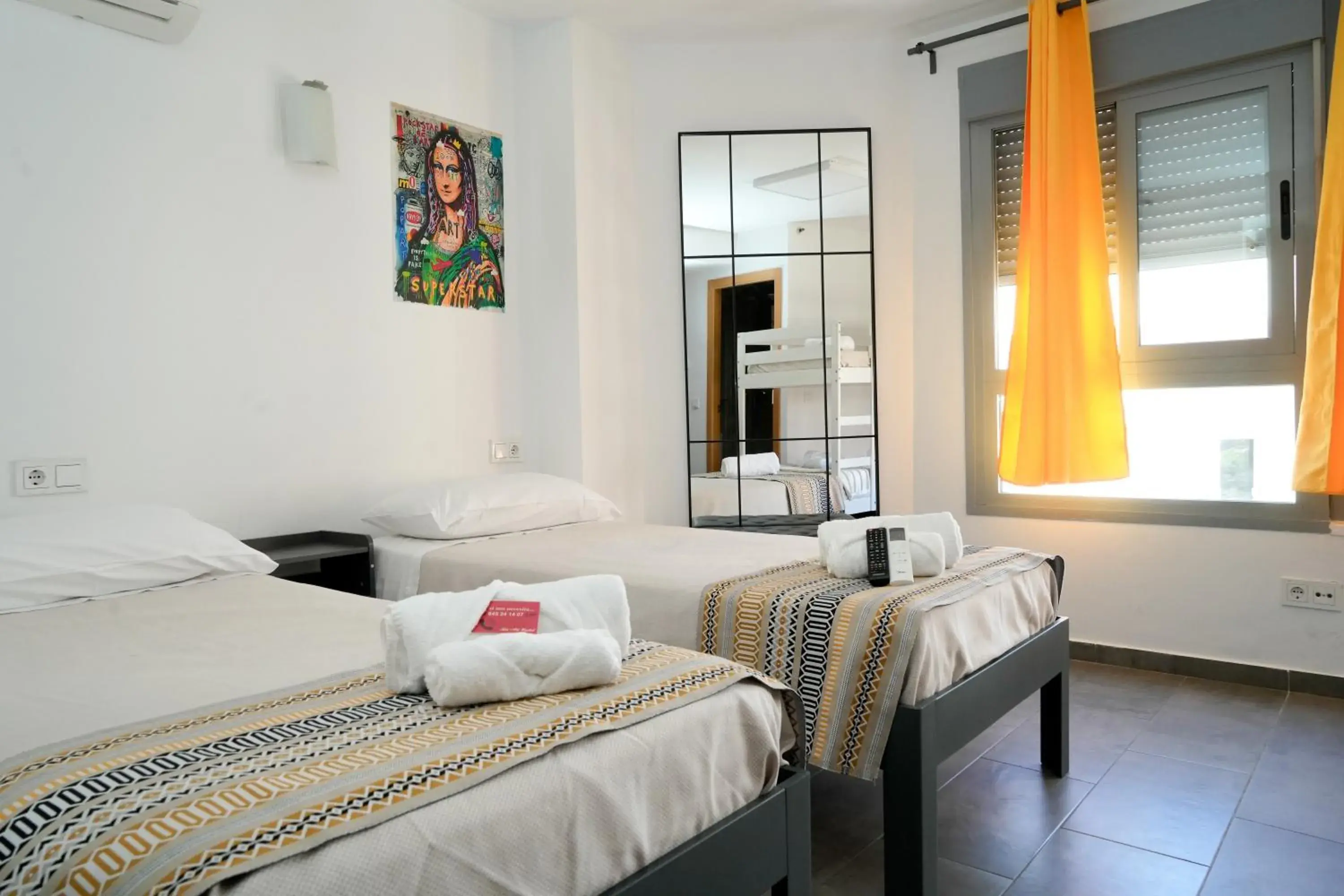 Twin Room with Private Bathroom in New Art Hostel - Albergue Juvenil Twin Room with Private Bathroom in New Art Hostel - Albergue Juvenil