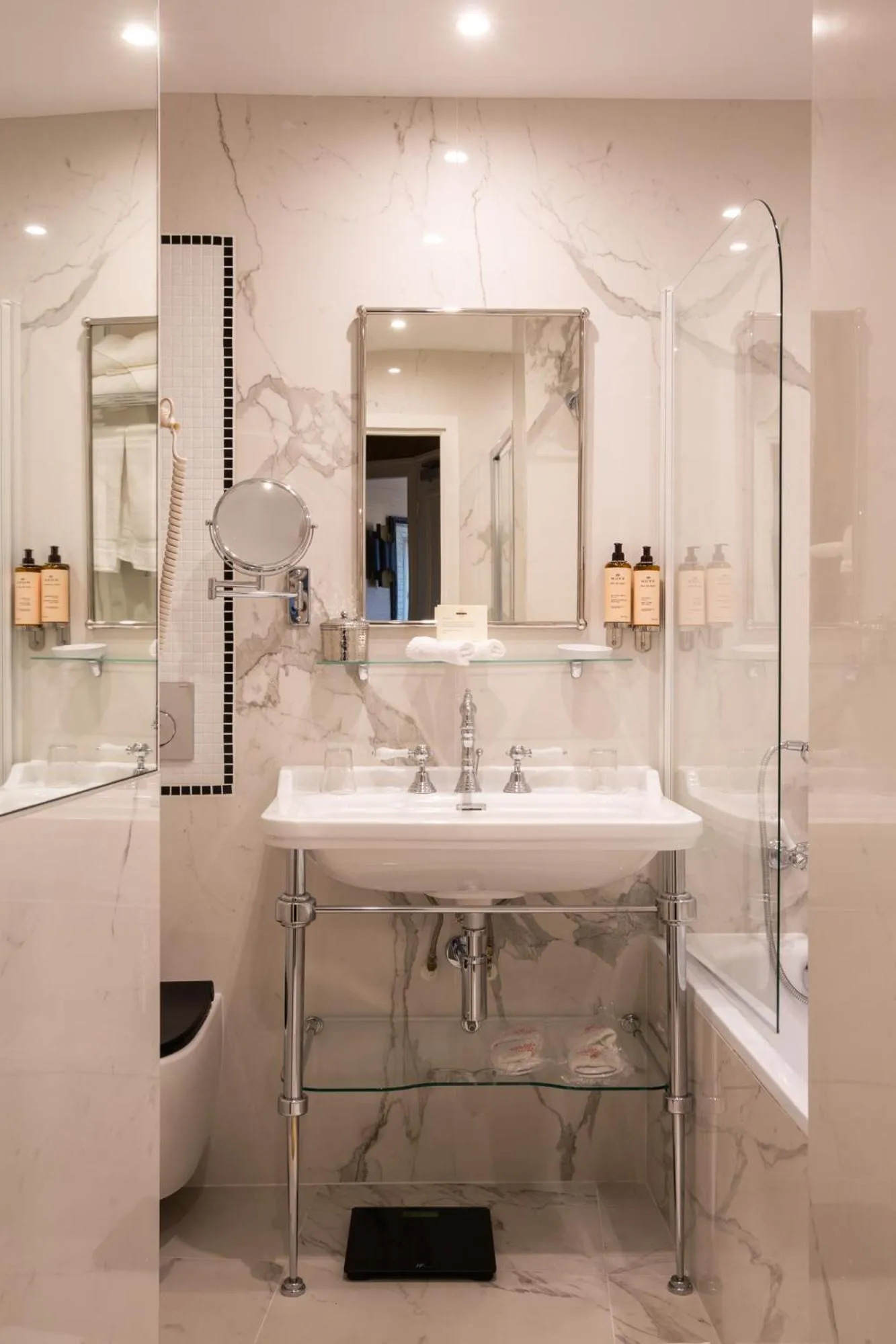 Bathroom in Hôtel Le Relais Saint-Germain