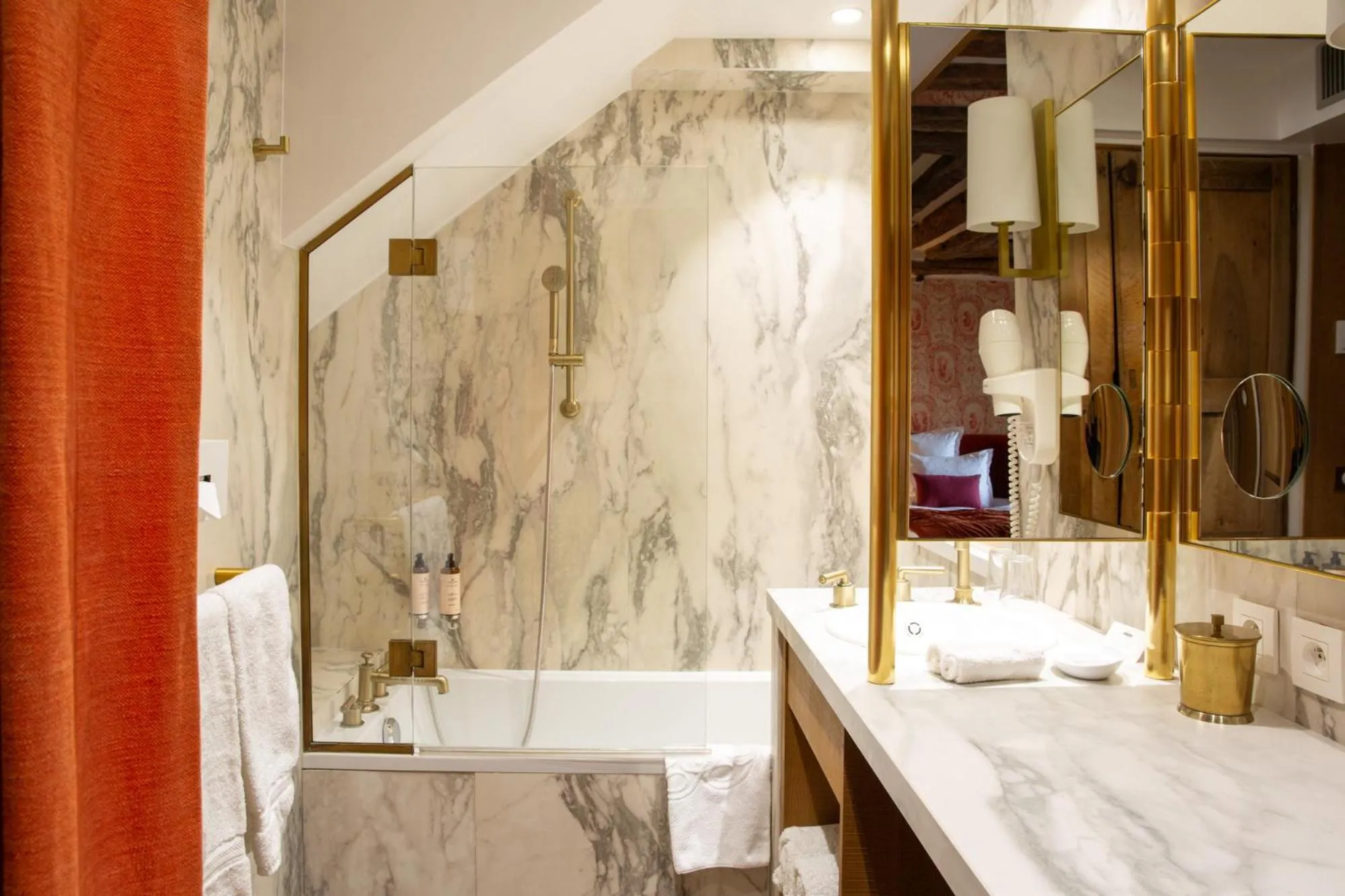 Bathroom in Hôtel Le Relais Saint-Germain