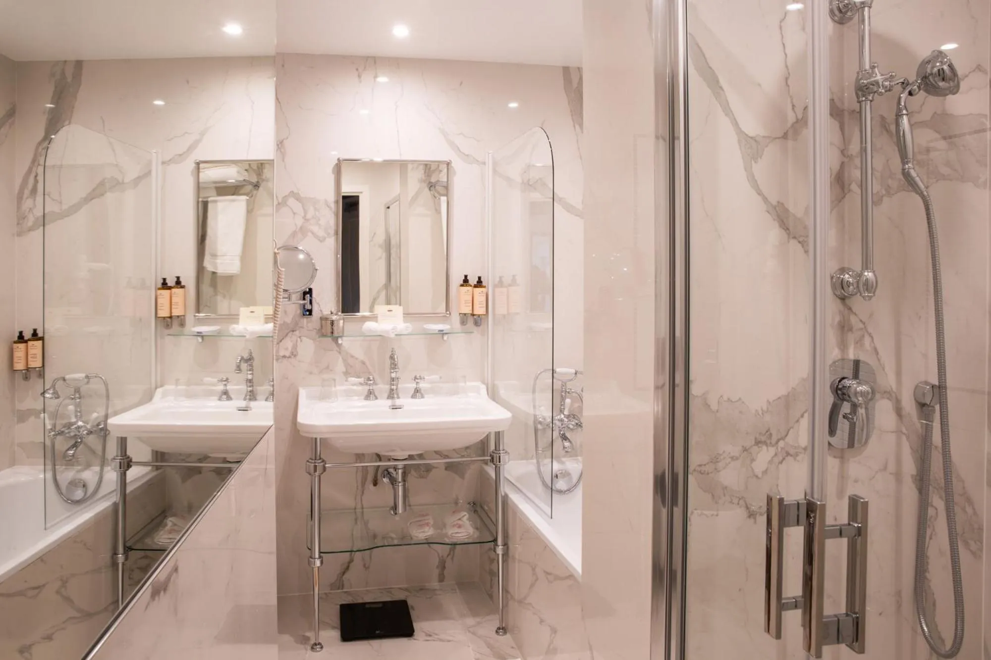 Bathroom in Hôtel Le Relais Saint-Germain