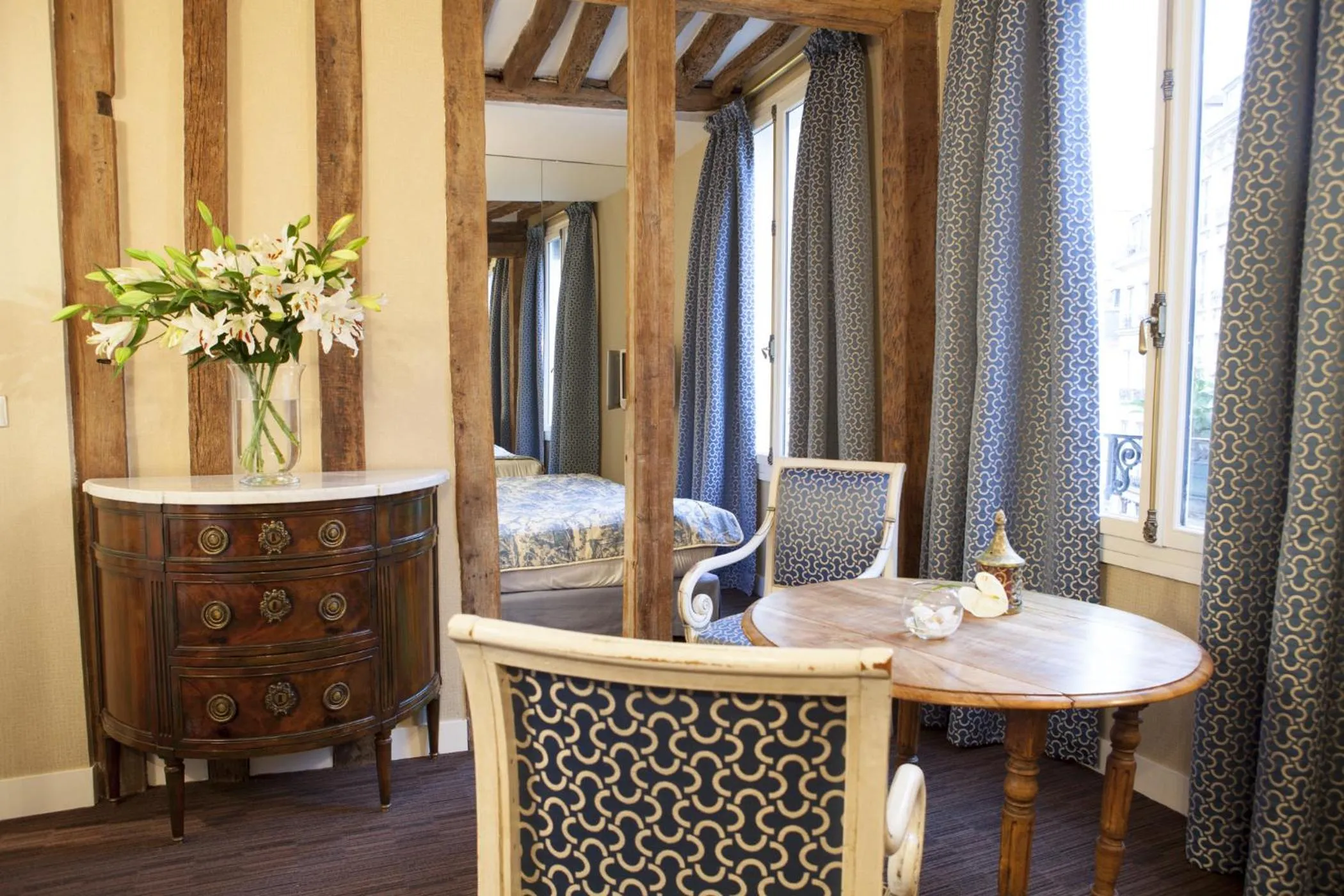 Seating area in Hôtel Le Relais Saint-Germain