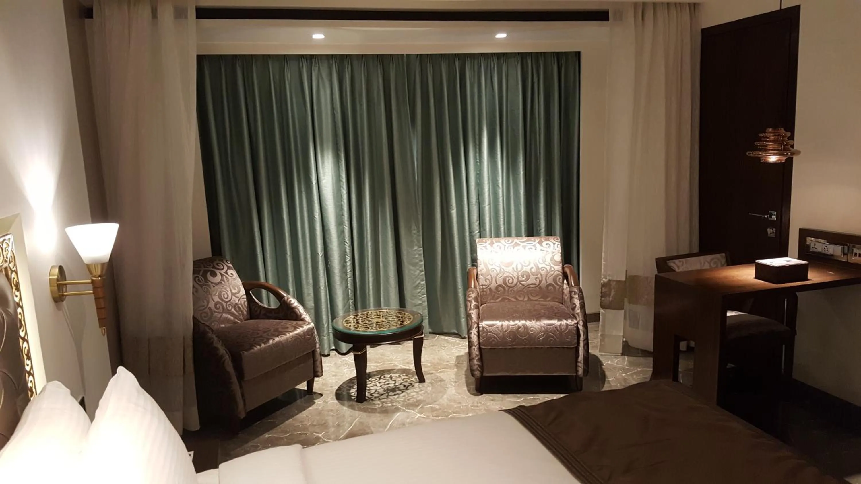 Seating area, Bed in Hotel Peninsula Redpine