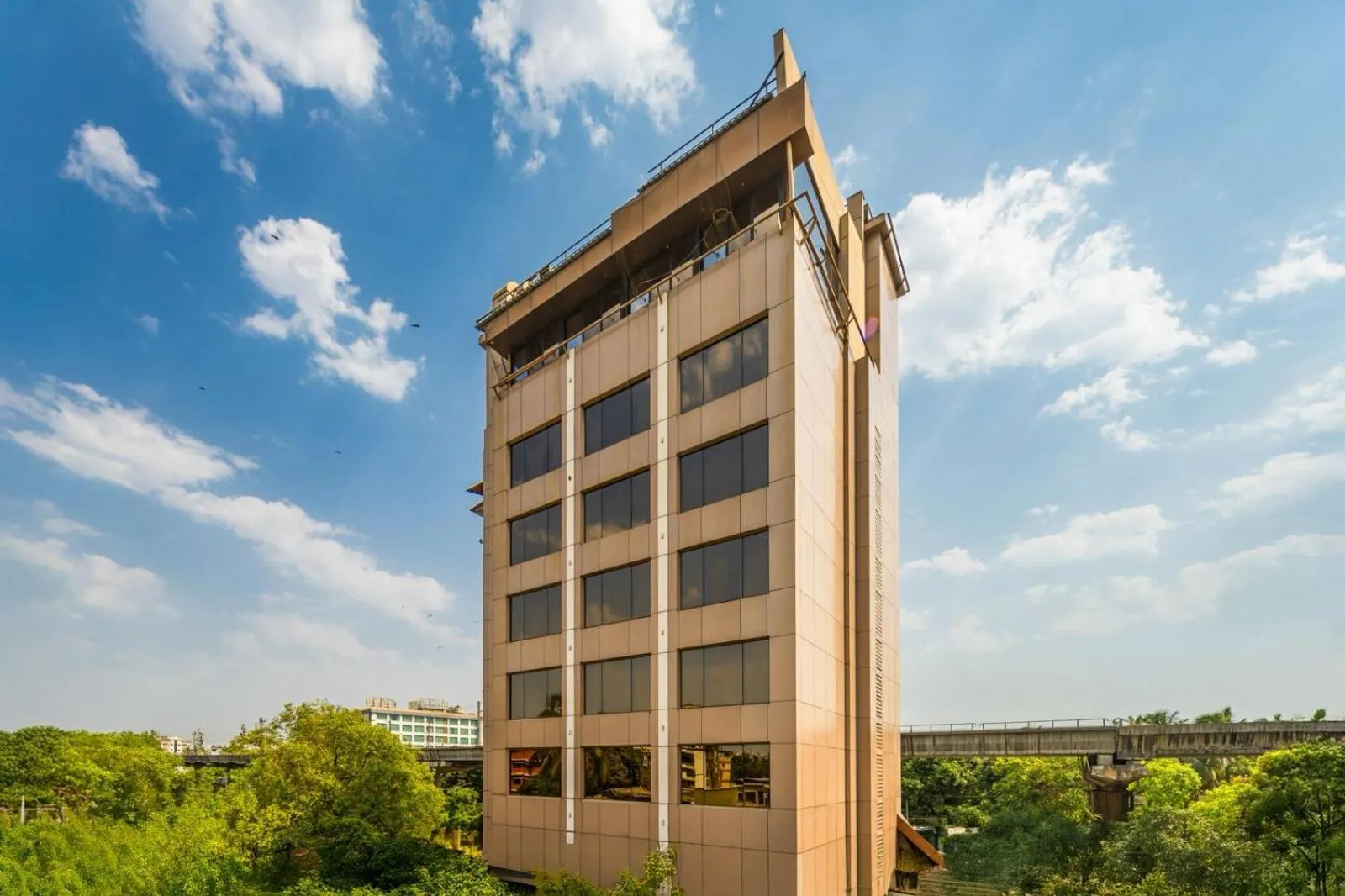 Property building in Hotel Peninsula Redpine