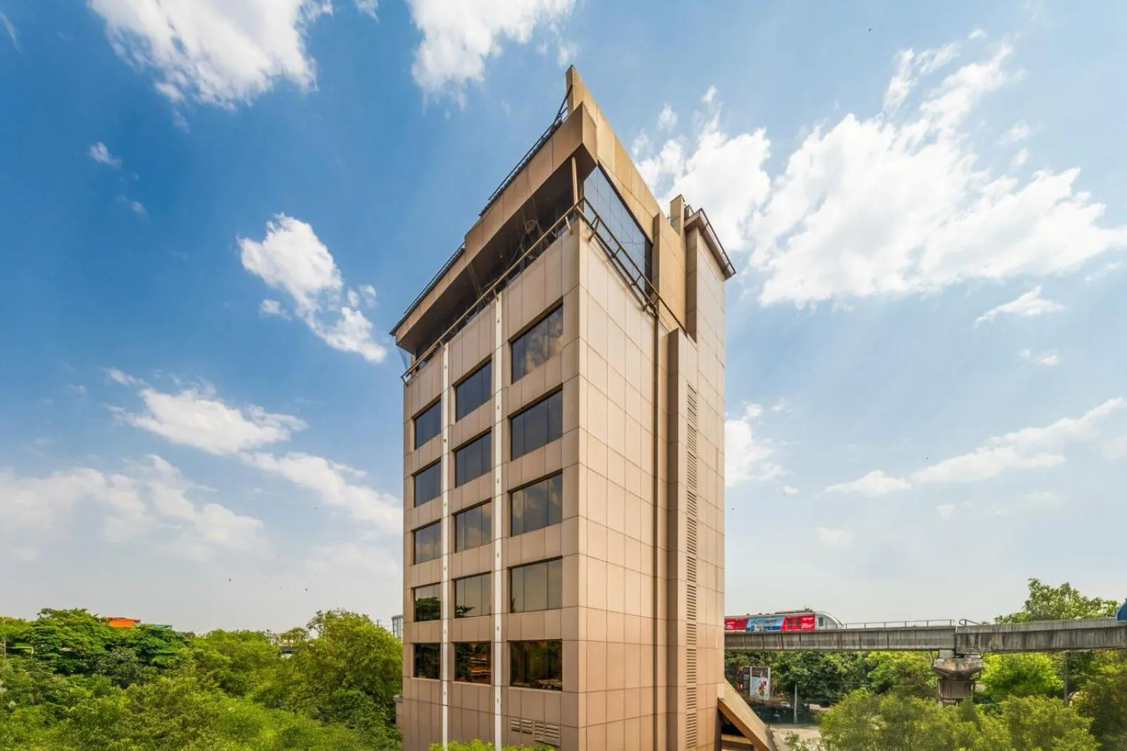 Property building in Hotel Peninsula Redpine