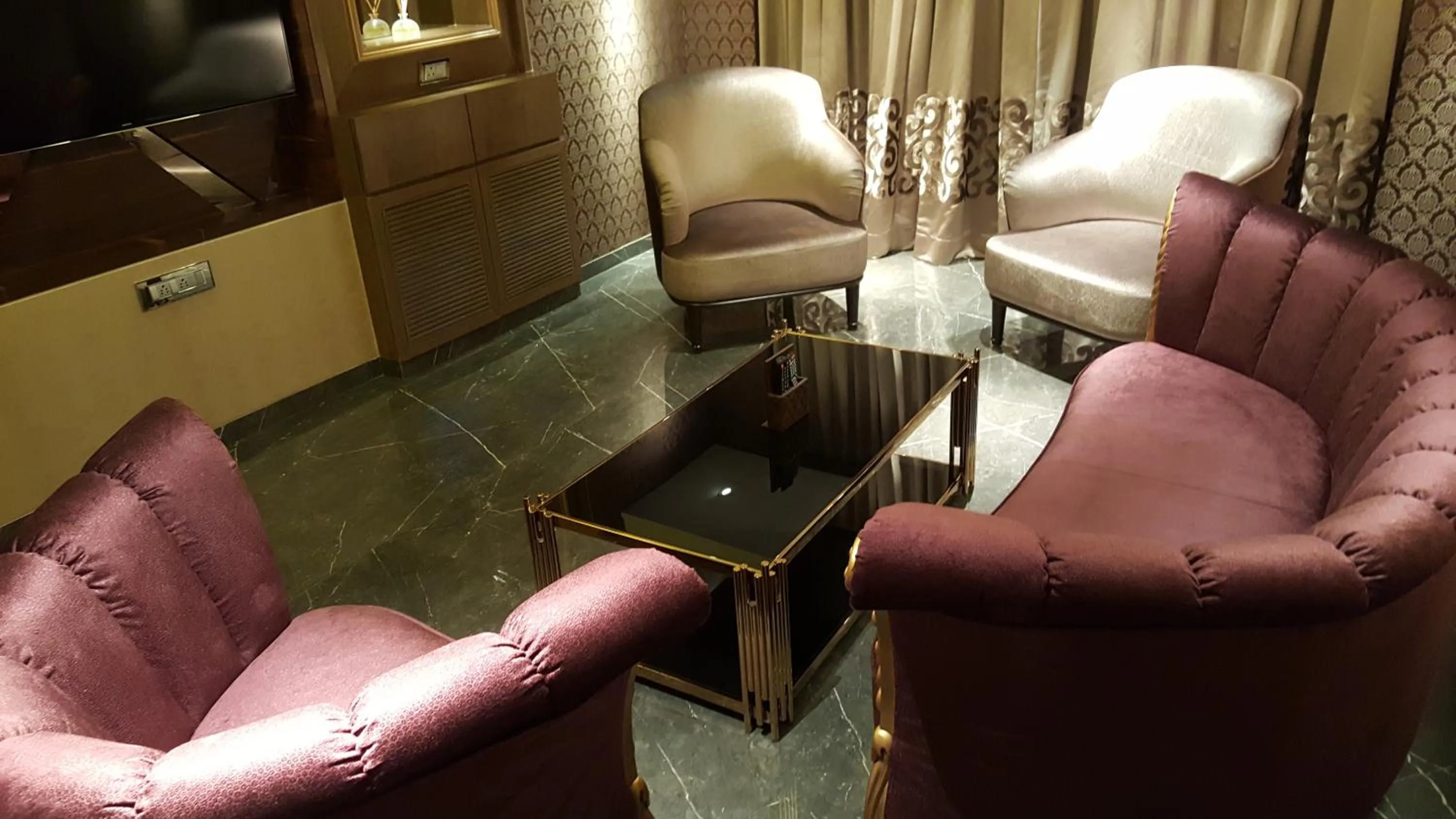 Seating area in Hotel Peninsula Redpine