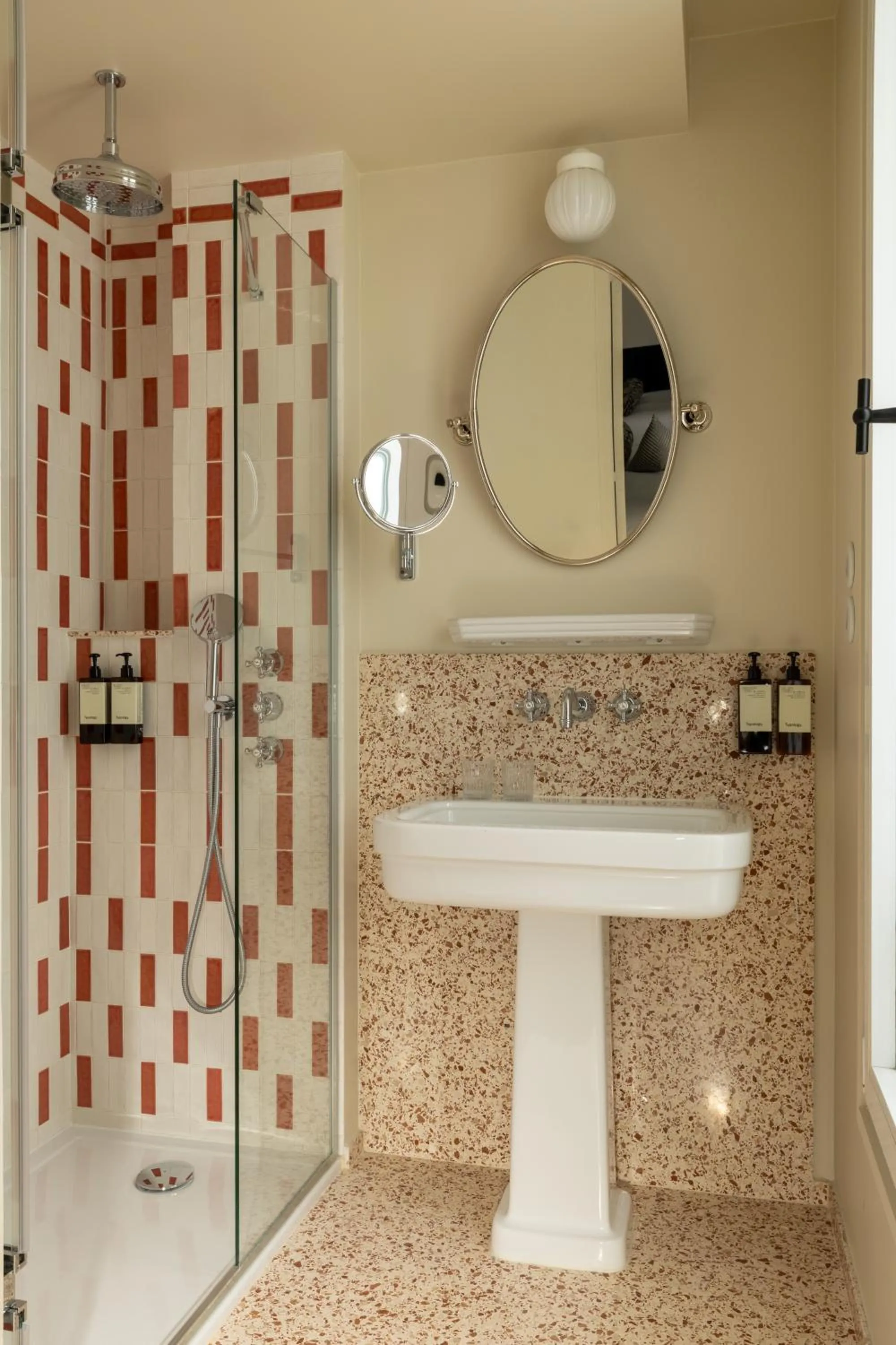 Shower in Hôtel l'Inattendu