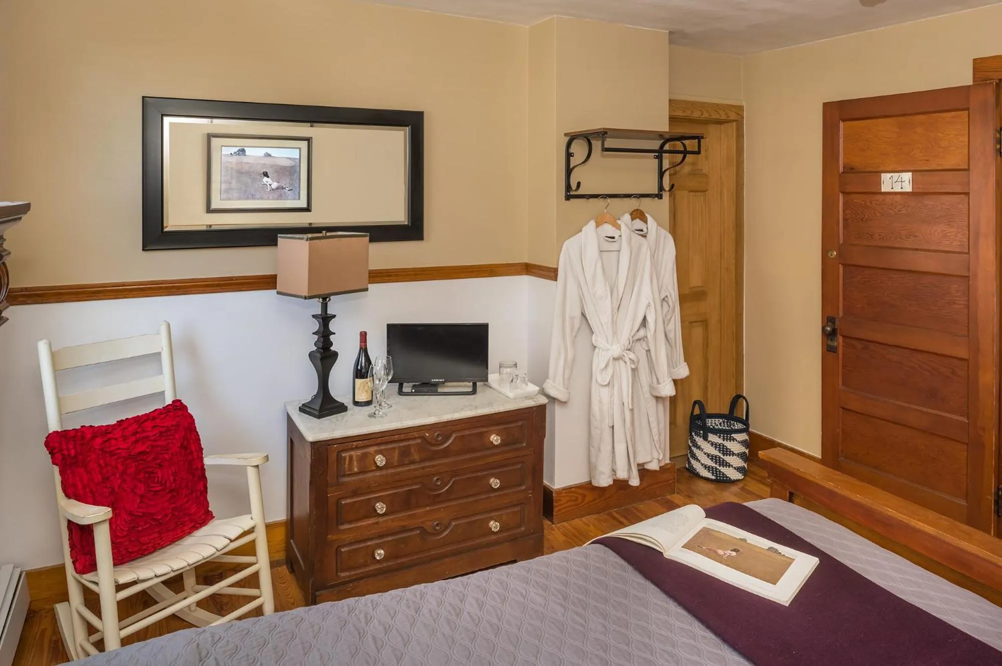 wardrobe, Bed in The Craignair Inn & Causeway Restaurant