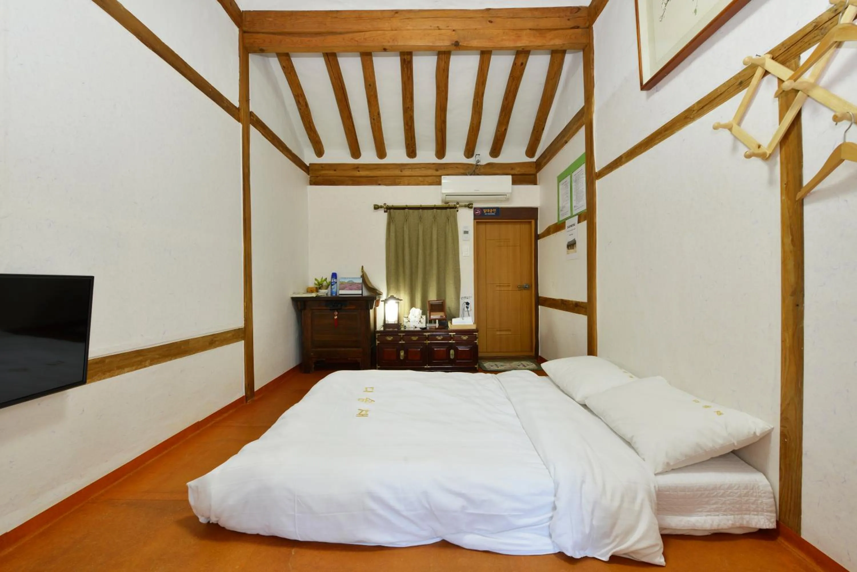 Deluxe Twin Room in Dasomchae Hanok stay