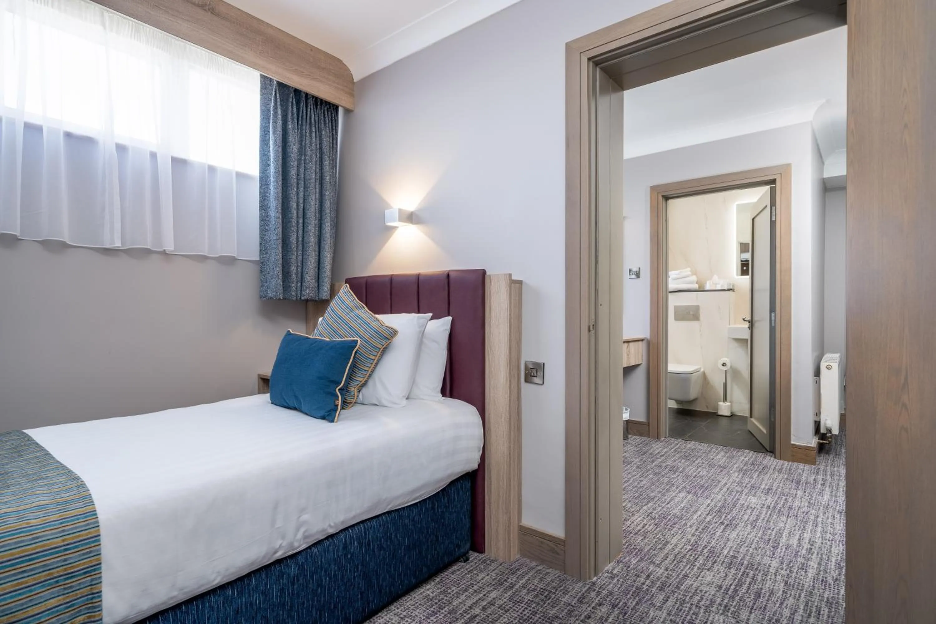 Toilet, Bed in Rochestown Lodge Hotel