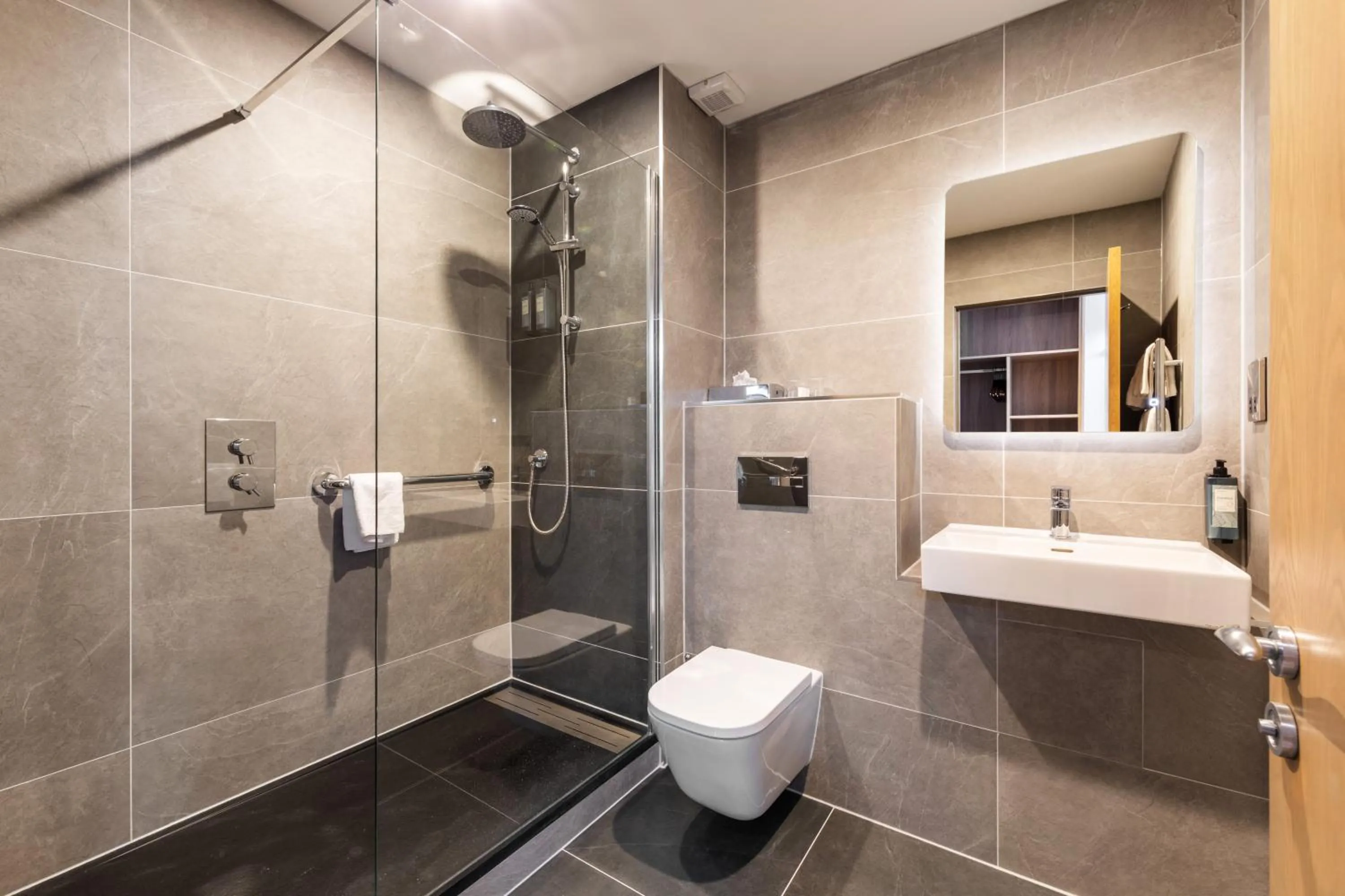 Shower in Rochestown Lodge Hotel
