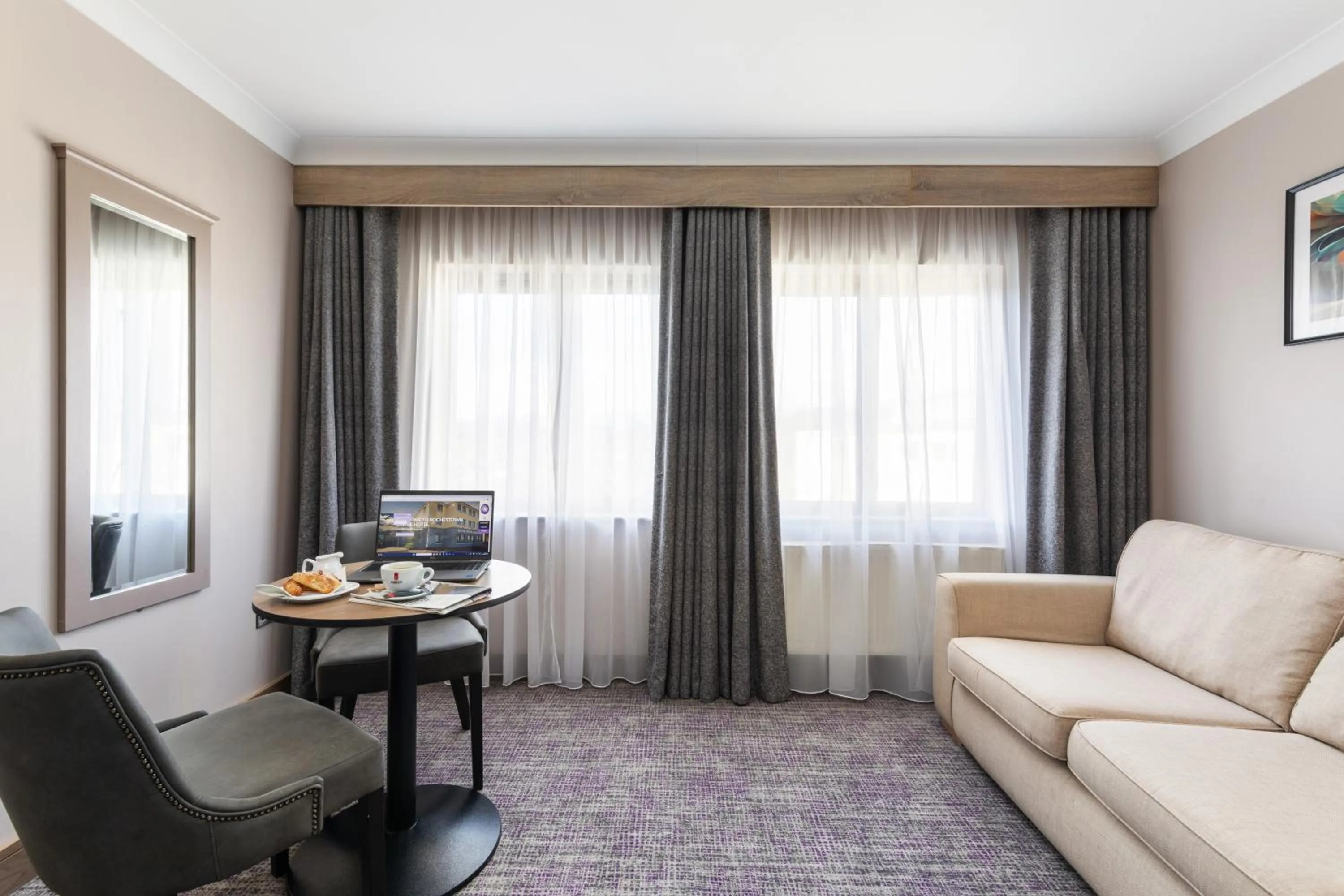 TV and multimedia in Rochestown Lodge Hotel