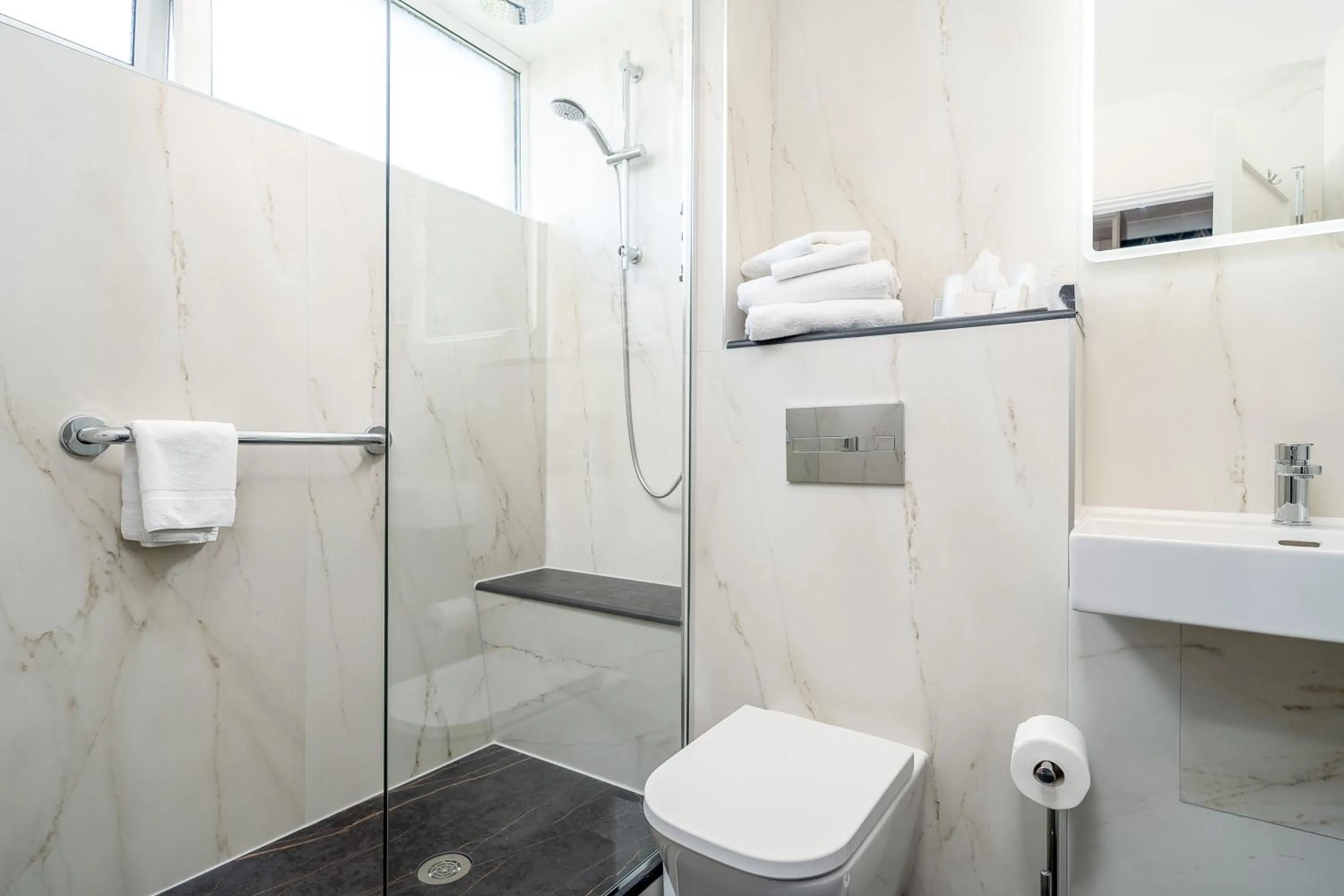 Shower in Rochestown Lodge Hotel