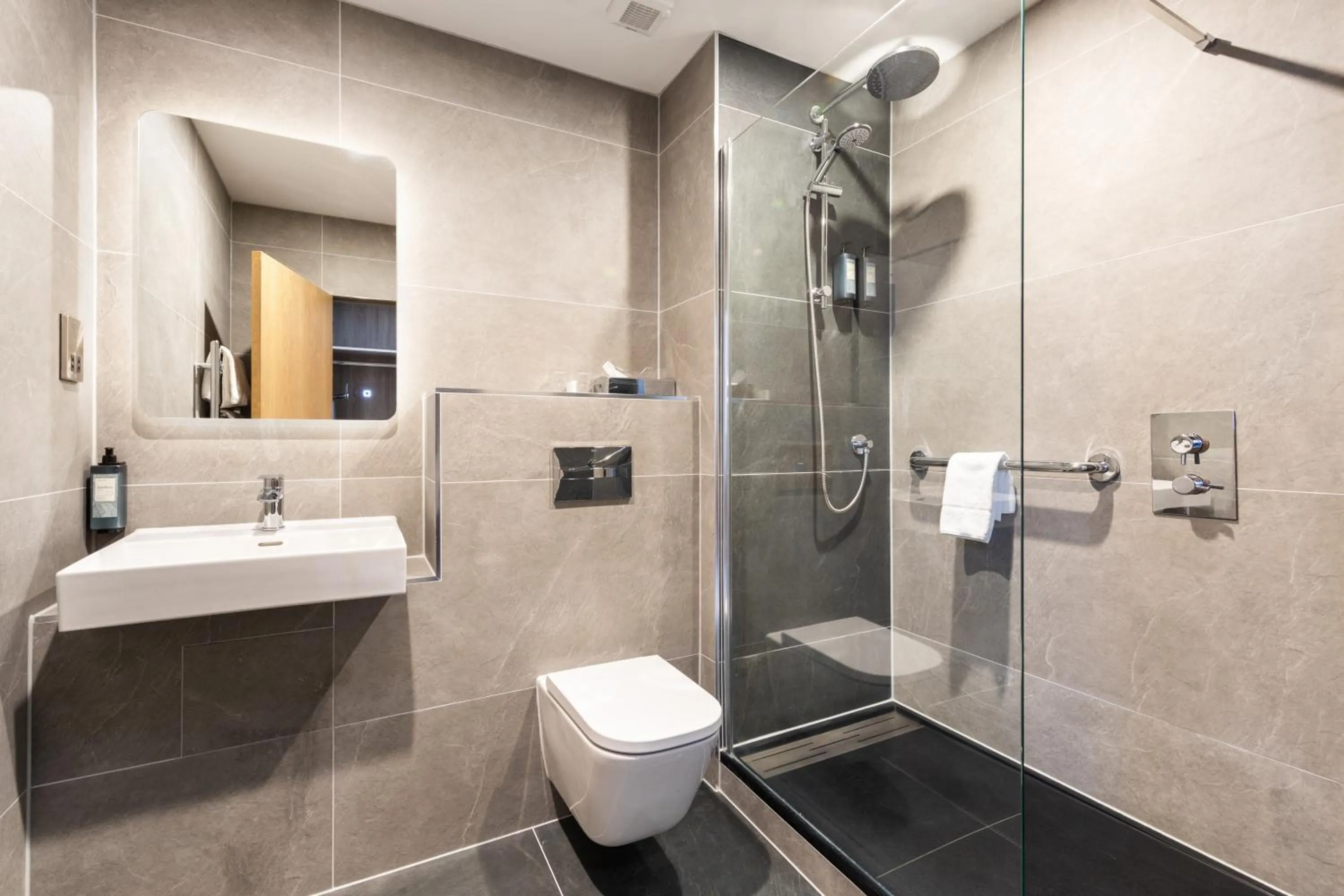 Shower in Rochestown Lodge Hotel