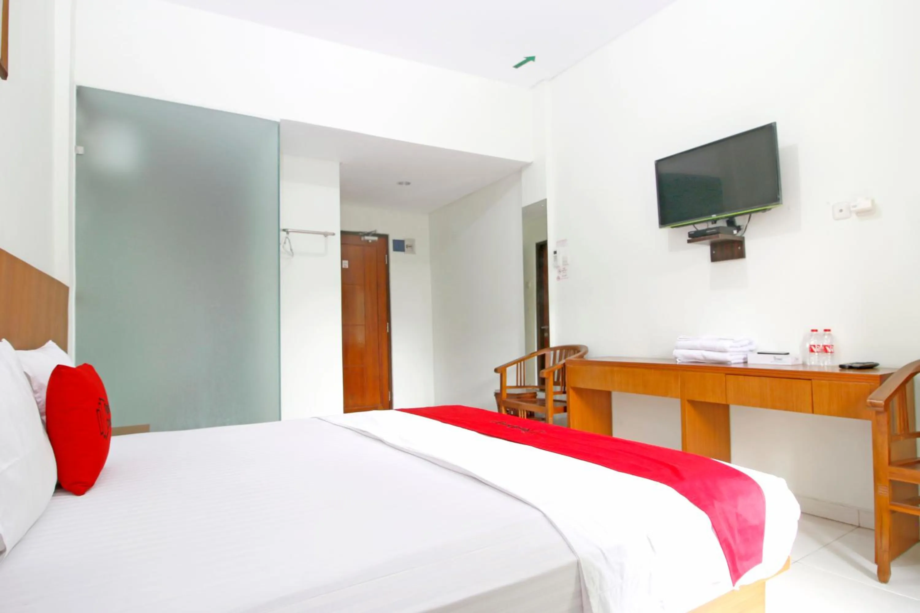 Bedroom, Bed in RedDoorz @ Turangga Sari