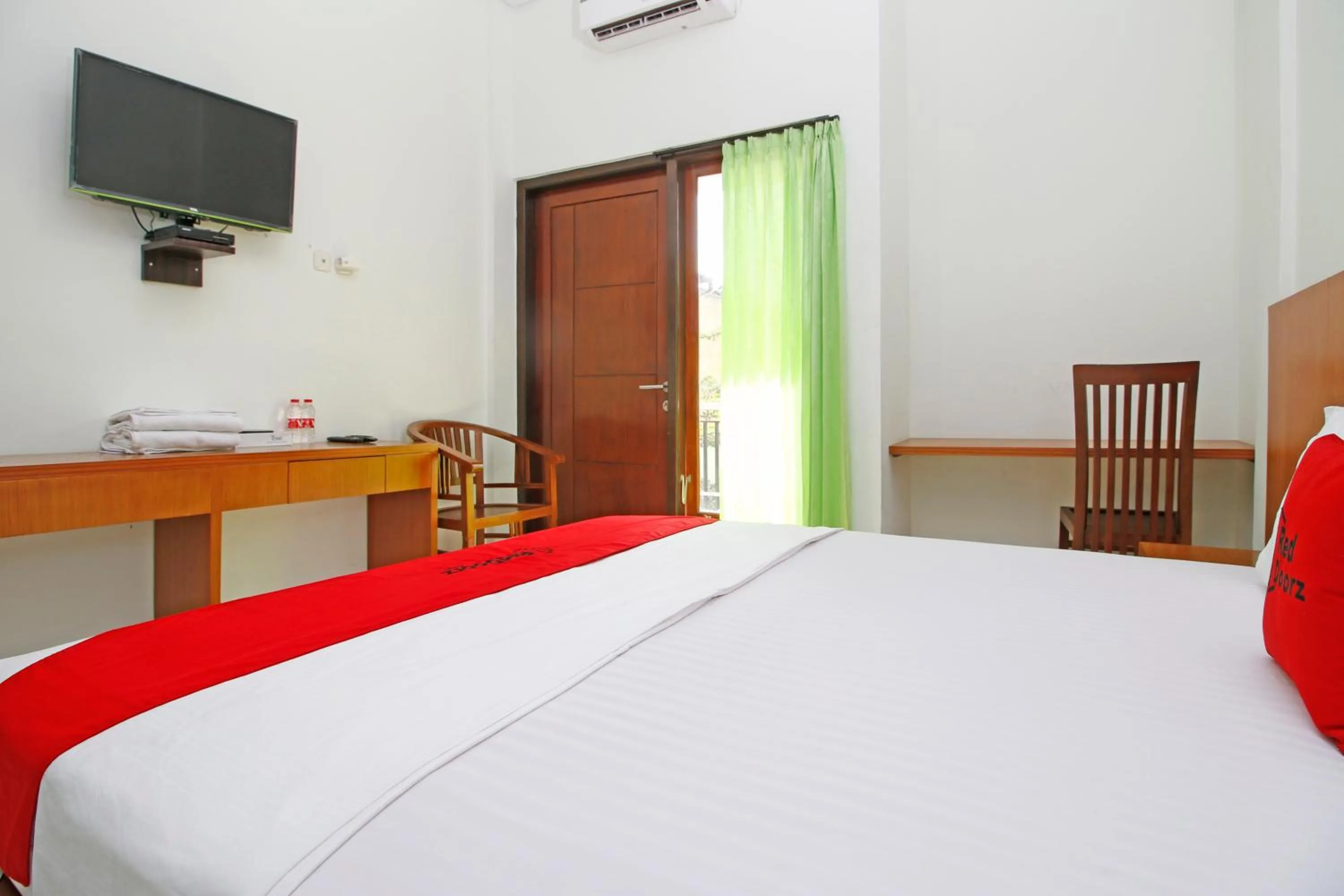 Bedroom, Bed in RedDoorz @ Turangga Sari