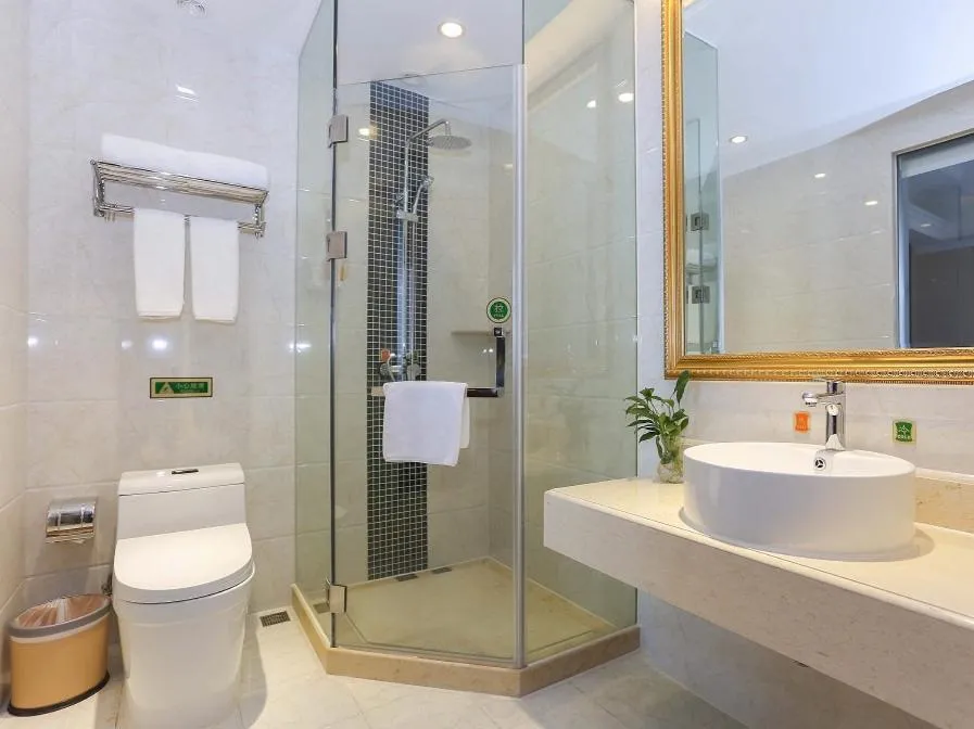 Vienna International Hotel Shanghai Pudong Xinchang Old Town Subway Station