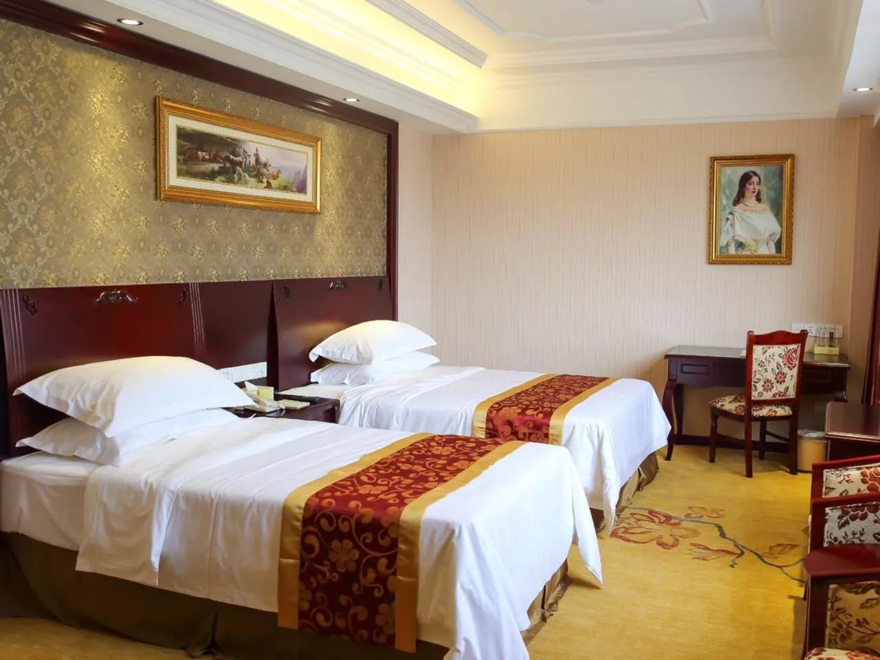 Vienna International Hotel Shanghai Pudong Xinchang Old Town Subway Station