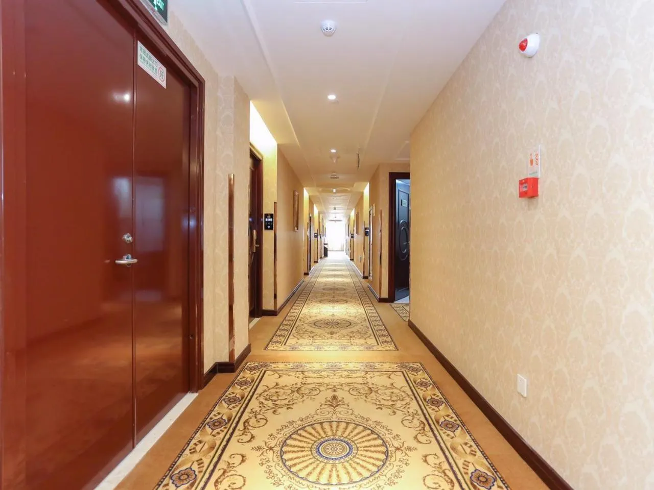 Vienna International Hotel Shanghai Pudong Xinchang Old Town Subway Station