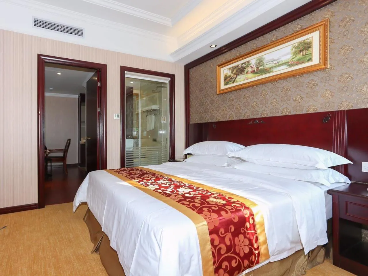 Vienna International Hotel Shanghai Pudong Xinchang Old Town Subway Station