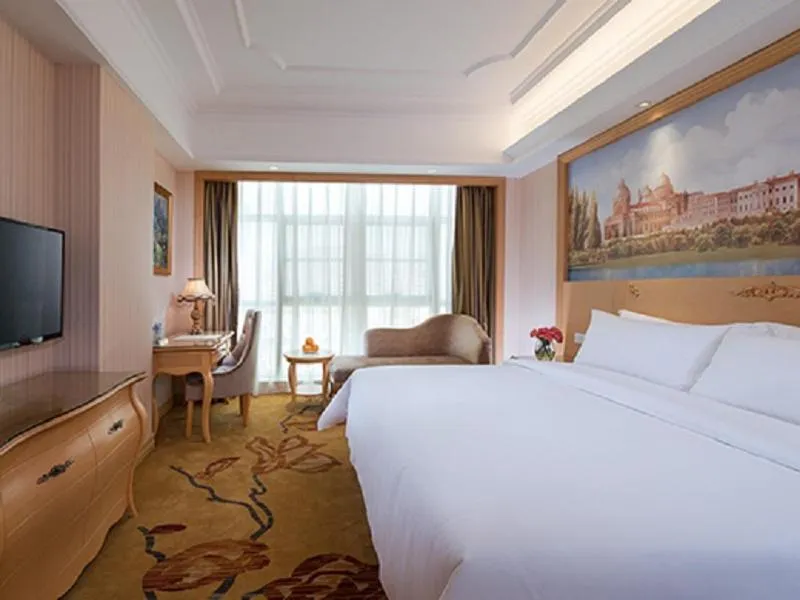 Bed in Vienna International Hotel Shenzhen Longhua Center