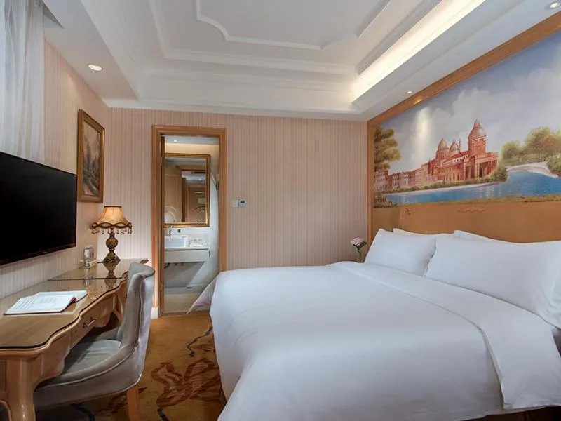 Bed in Vienna International Hotel Shenzhen Longhua Center