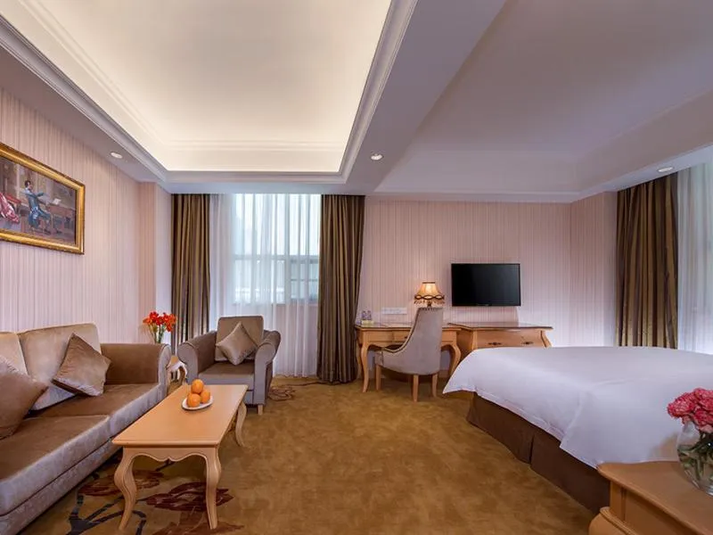 Bed in Vienna International Hotel Shenzhen Longhua Center