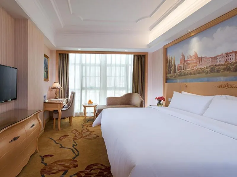 Bed in Vienna International Hotel Shenzhen Longhua Center