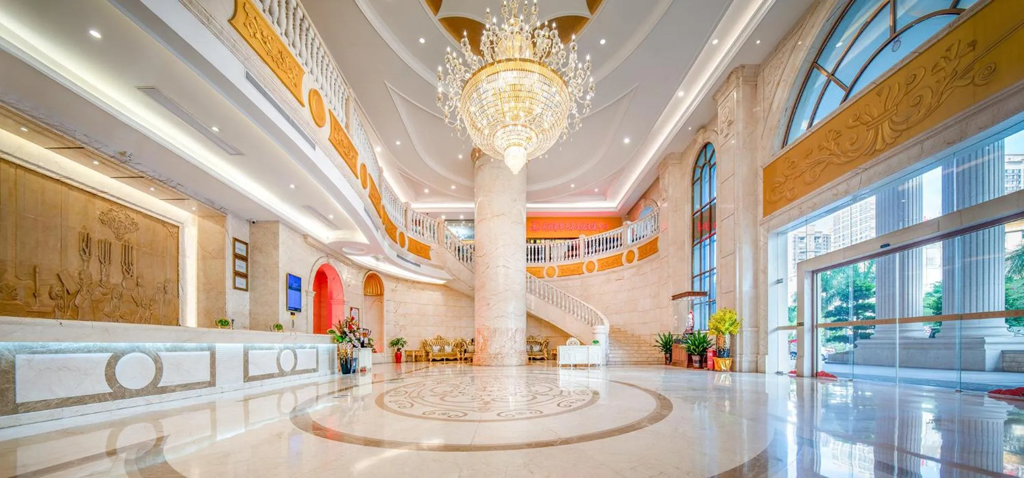 Lobby or reception in Vienna International Hotel Jieyang Yangmei Jade hotel