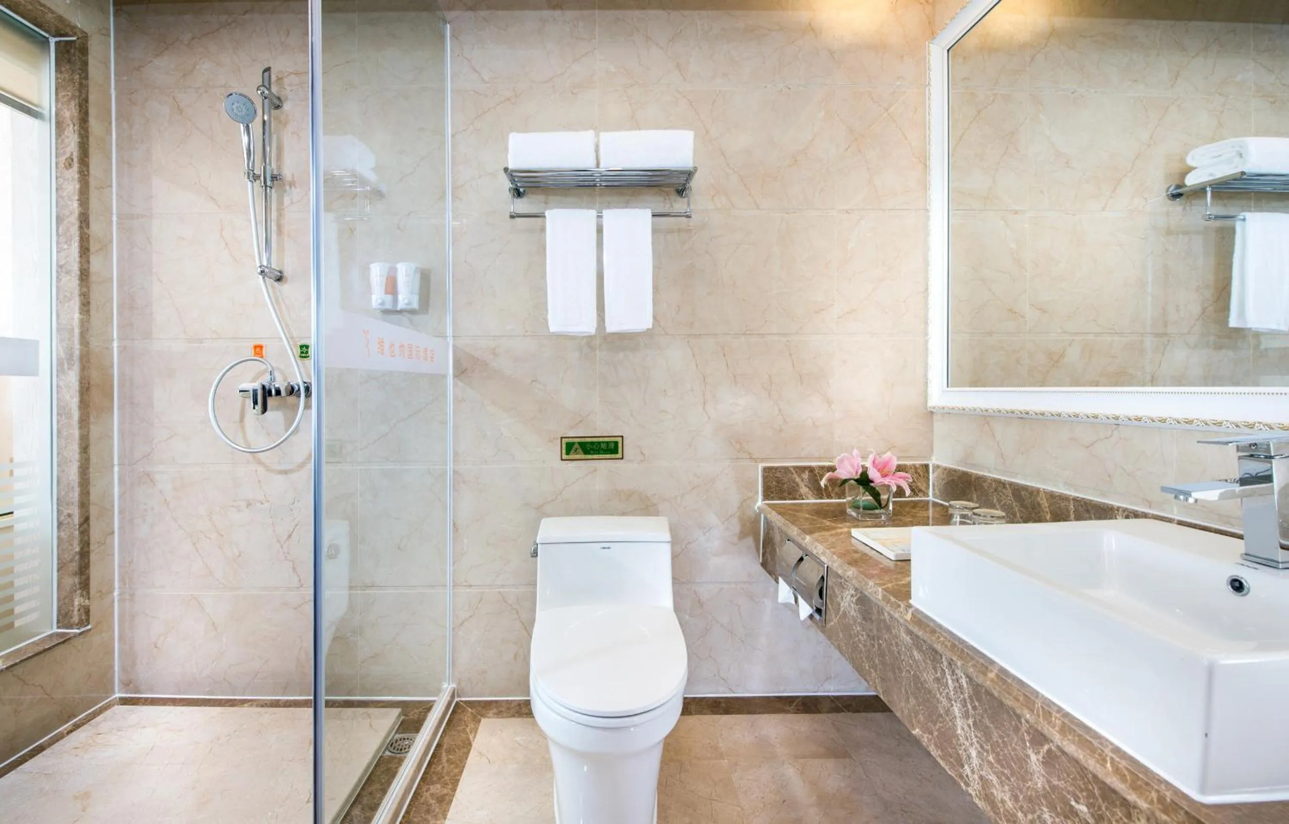 Shower in Vienna International Hotel Jieyang Yangmei Jade hotel