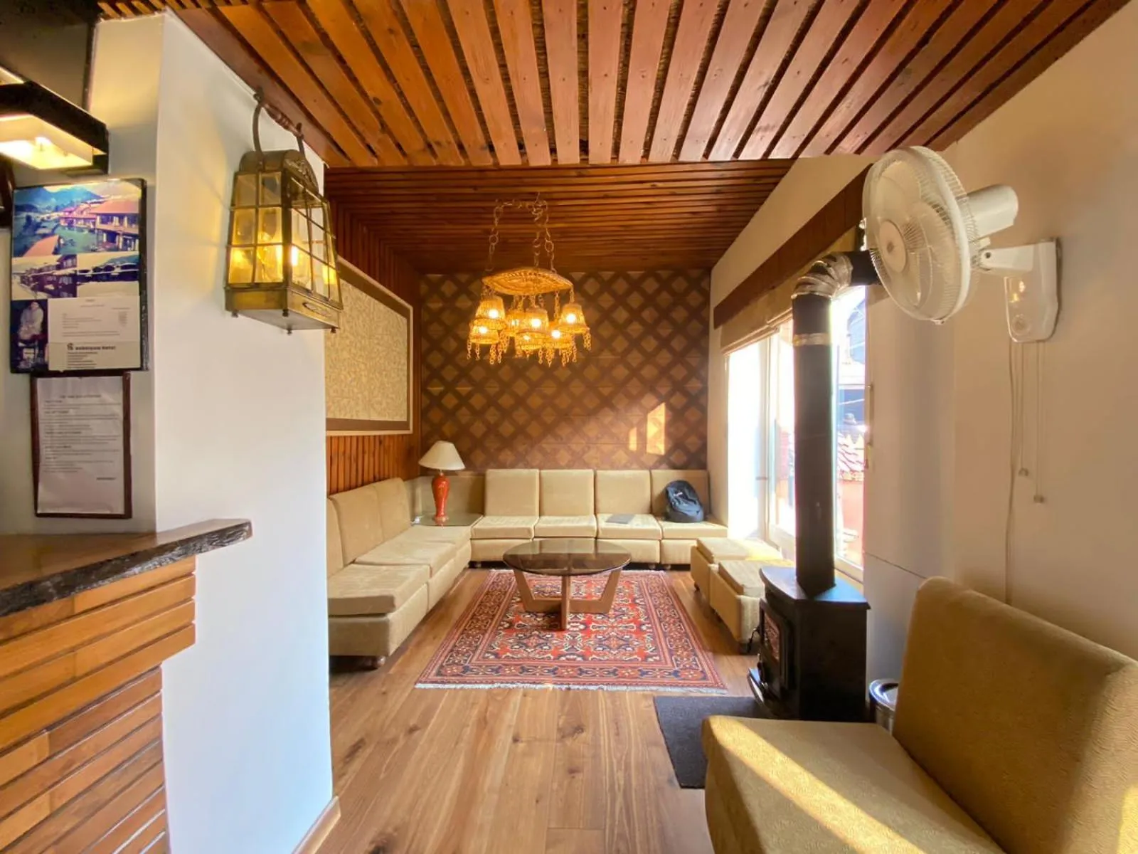 Lobby or reception in Pahalgam Hotel