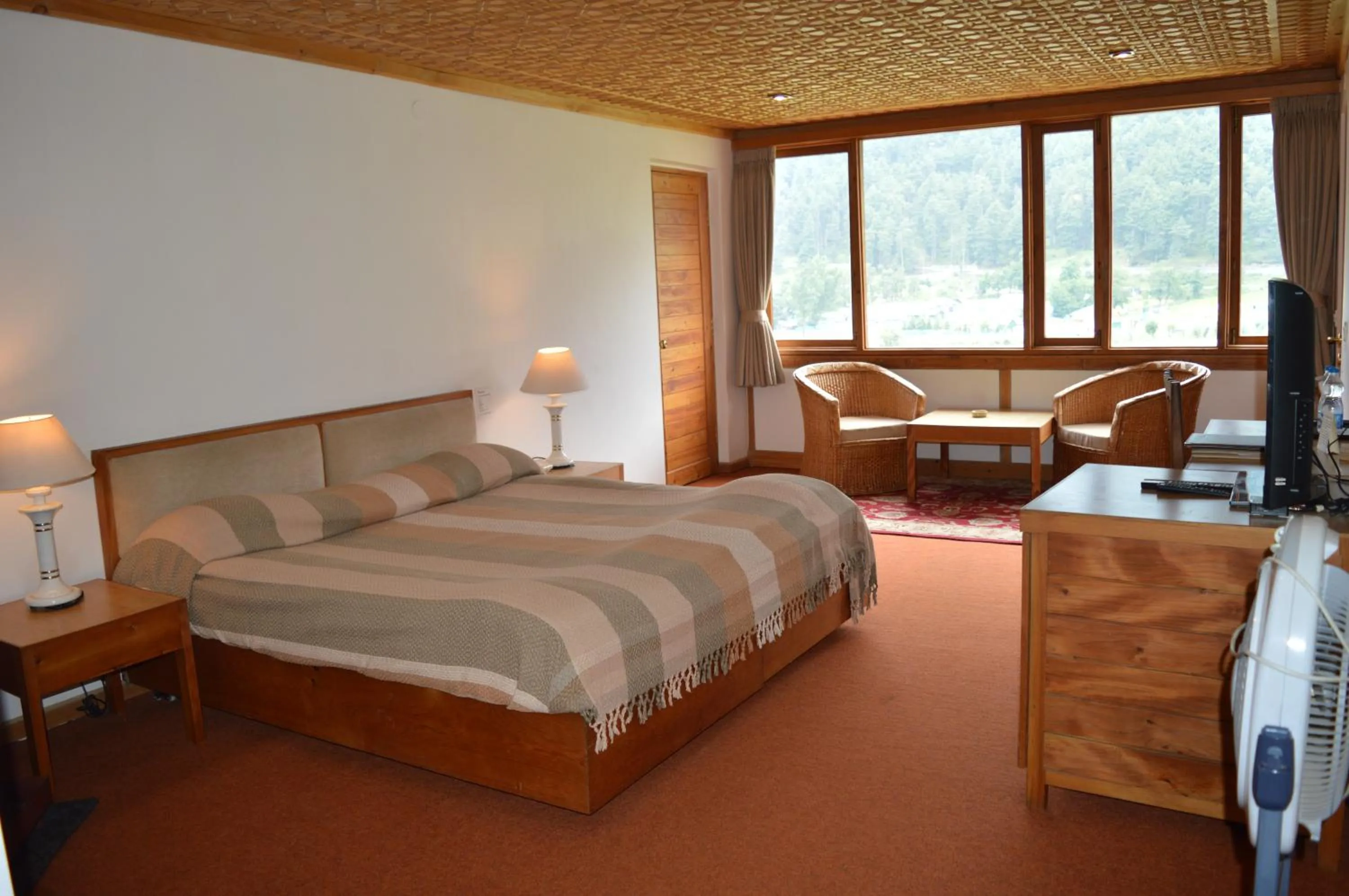 Bedroom, Bed in Pahalgam Hotel