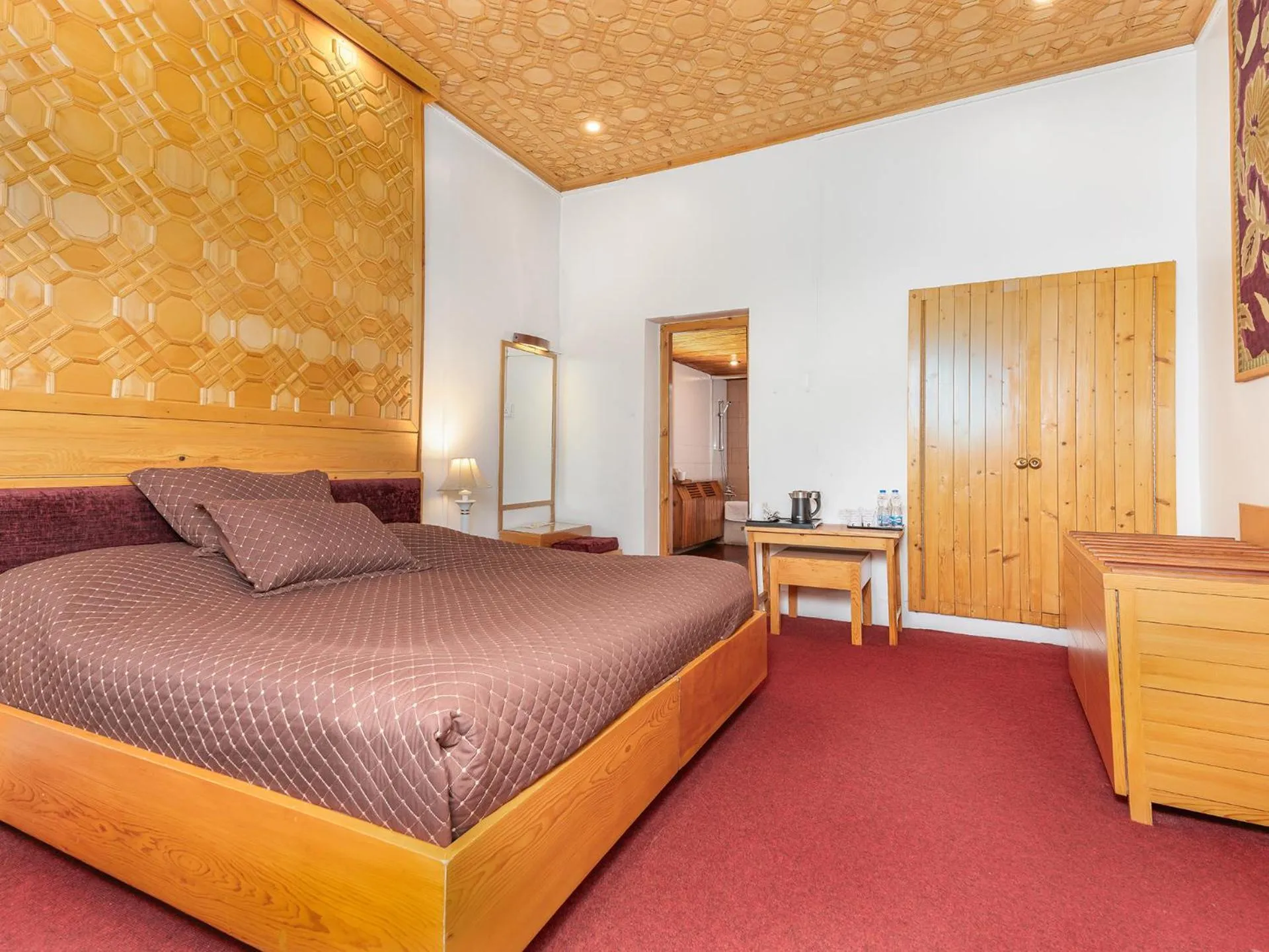 Bedroom, Bed in Pahalgam Hotel