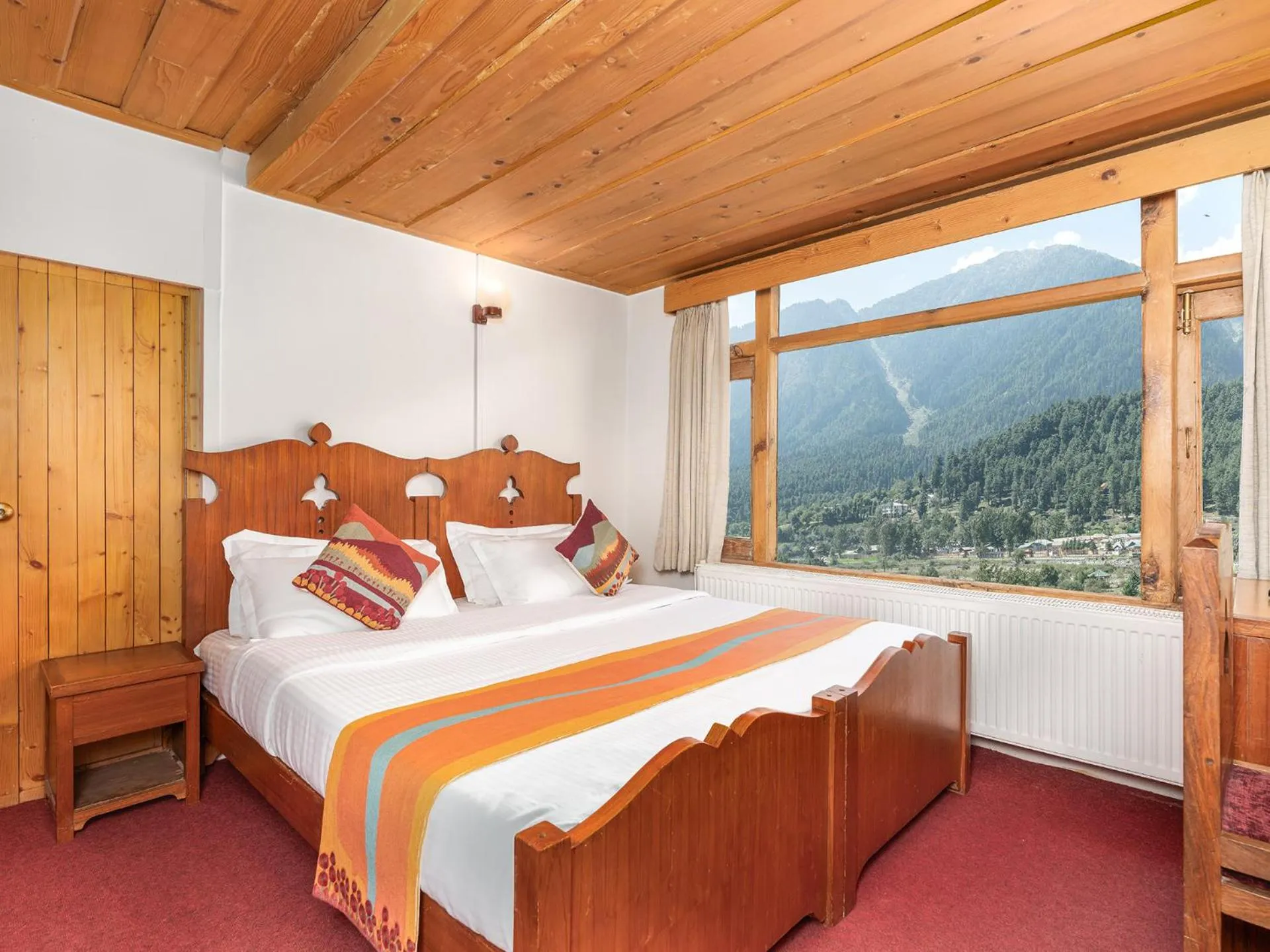Bedroom, Bed in Pahalgam Hotel