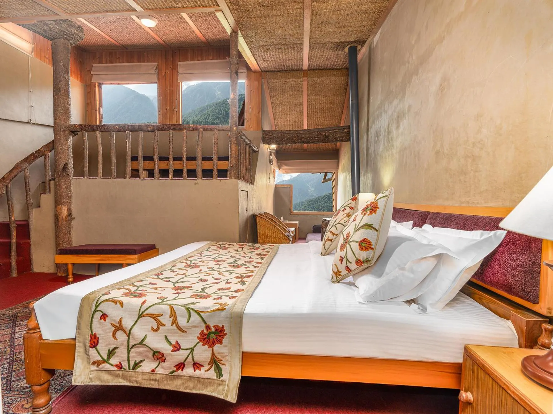 Bedroom, Bed in Pahalgam Hotel