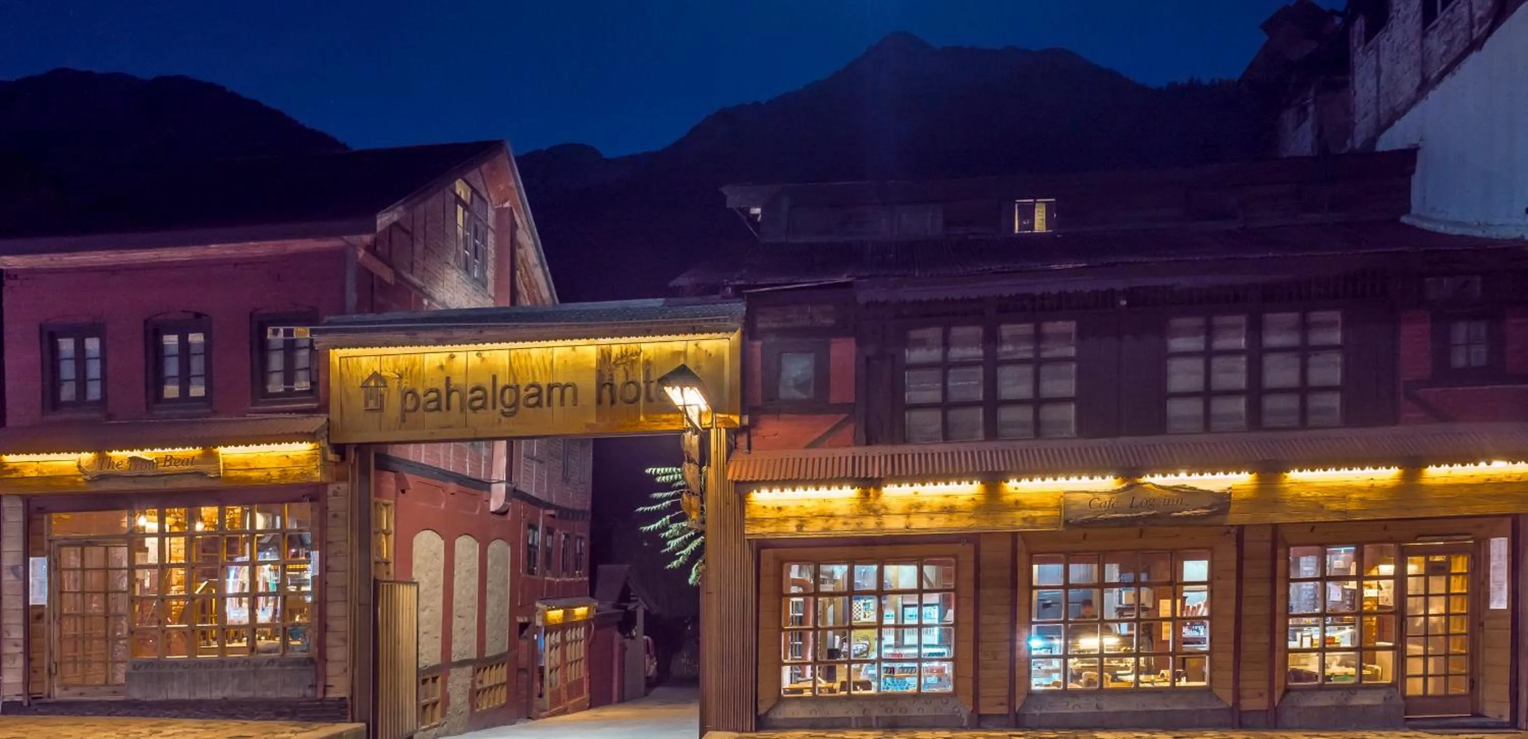 Facade/entrance in Pahalgam Hotel