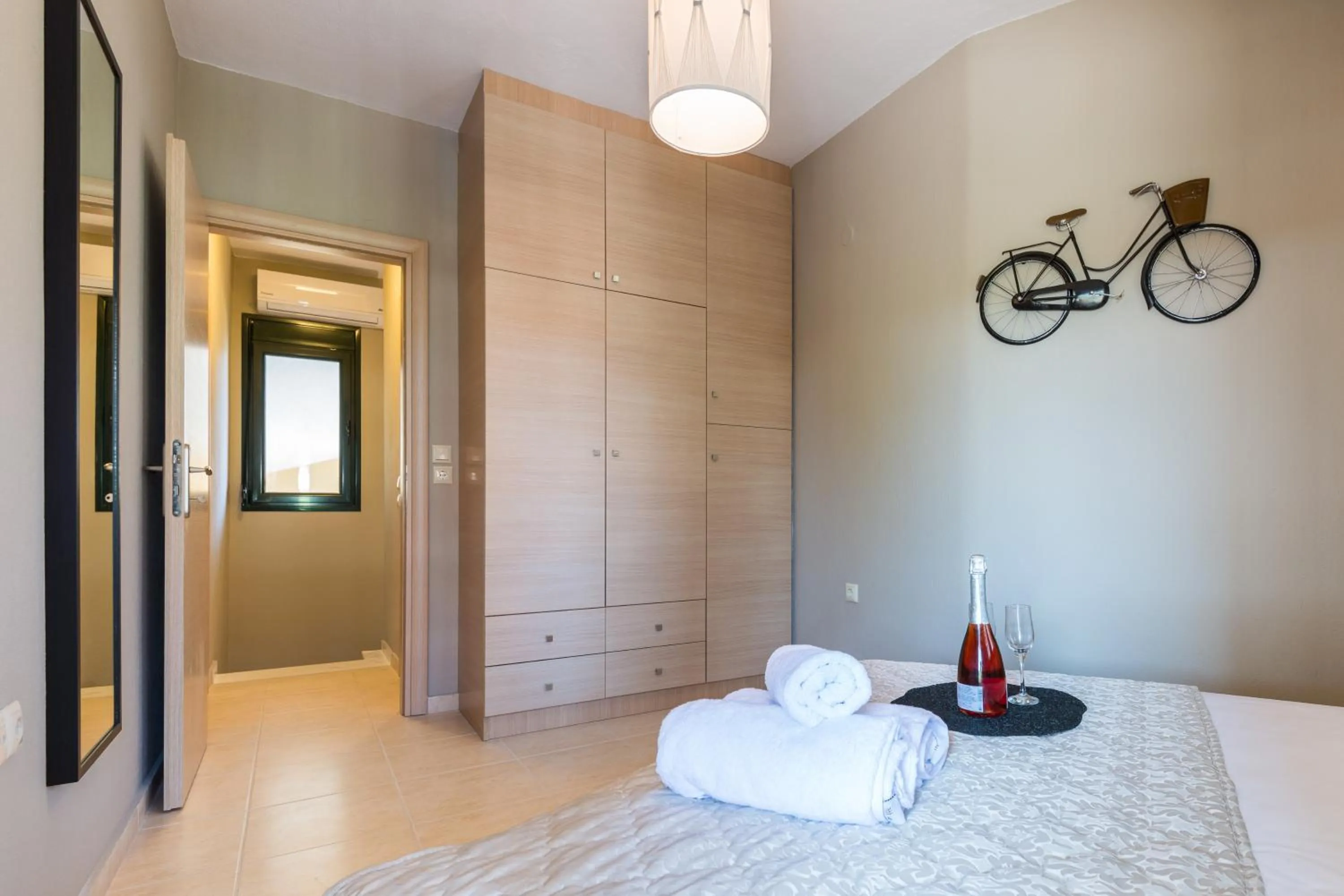 Photo of the whole room, Bed in Toroni Blue