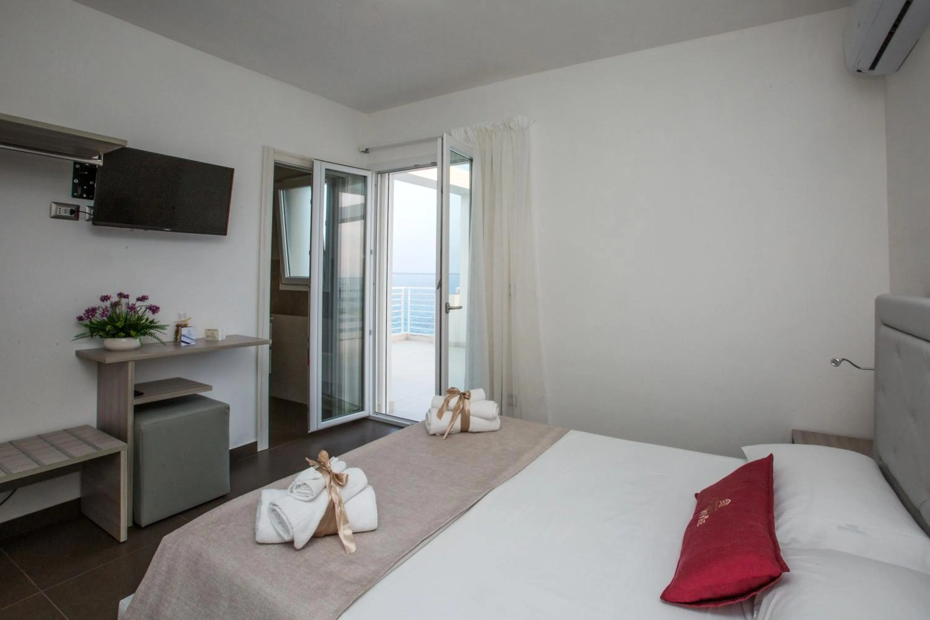 Photo of the whole room, Bed in Spuma di mare