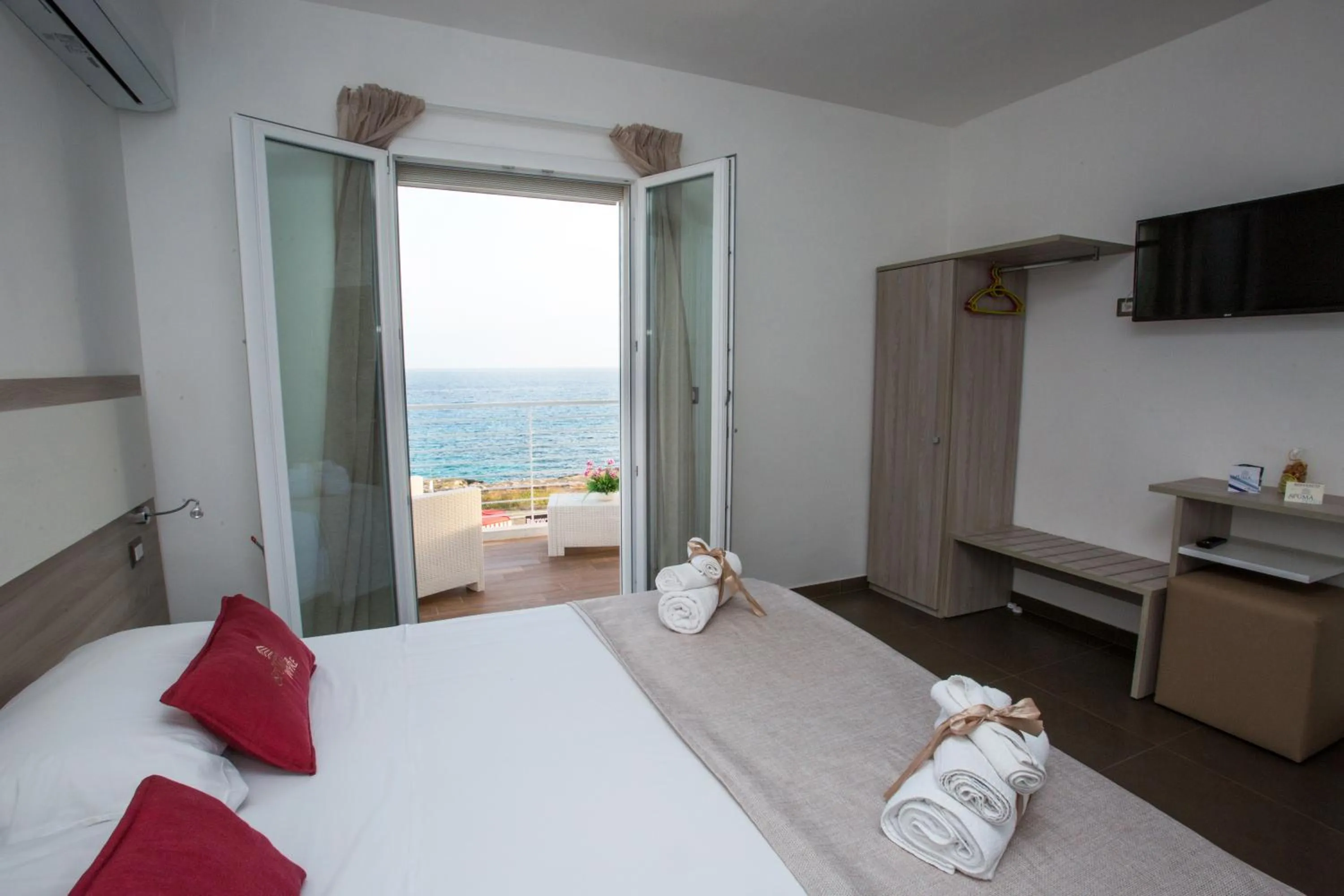 Photo of the whole room, Bed in Spuma di mare