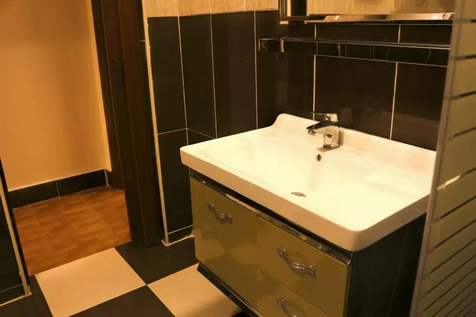 Bathroom in Al Riyati Hotel Apartments