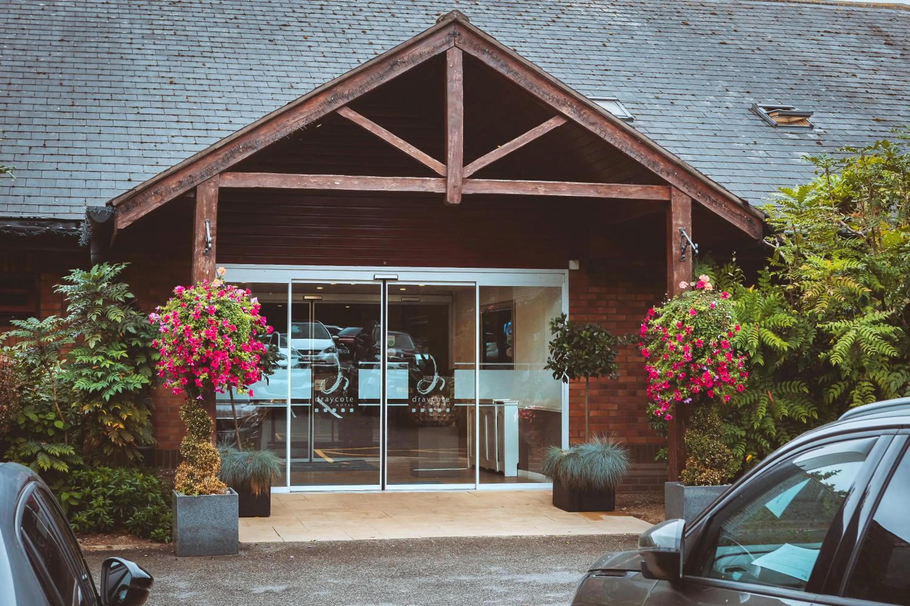 Property building in Draycote Hotel And Whitefields Golf Course