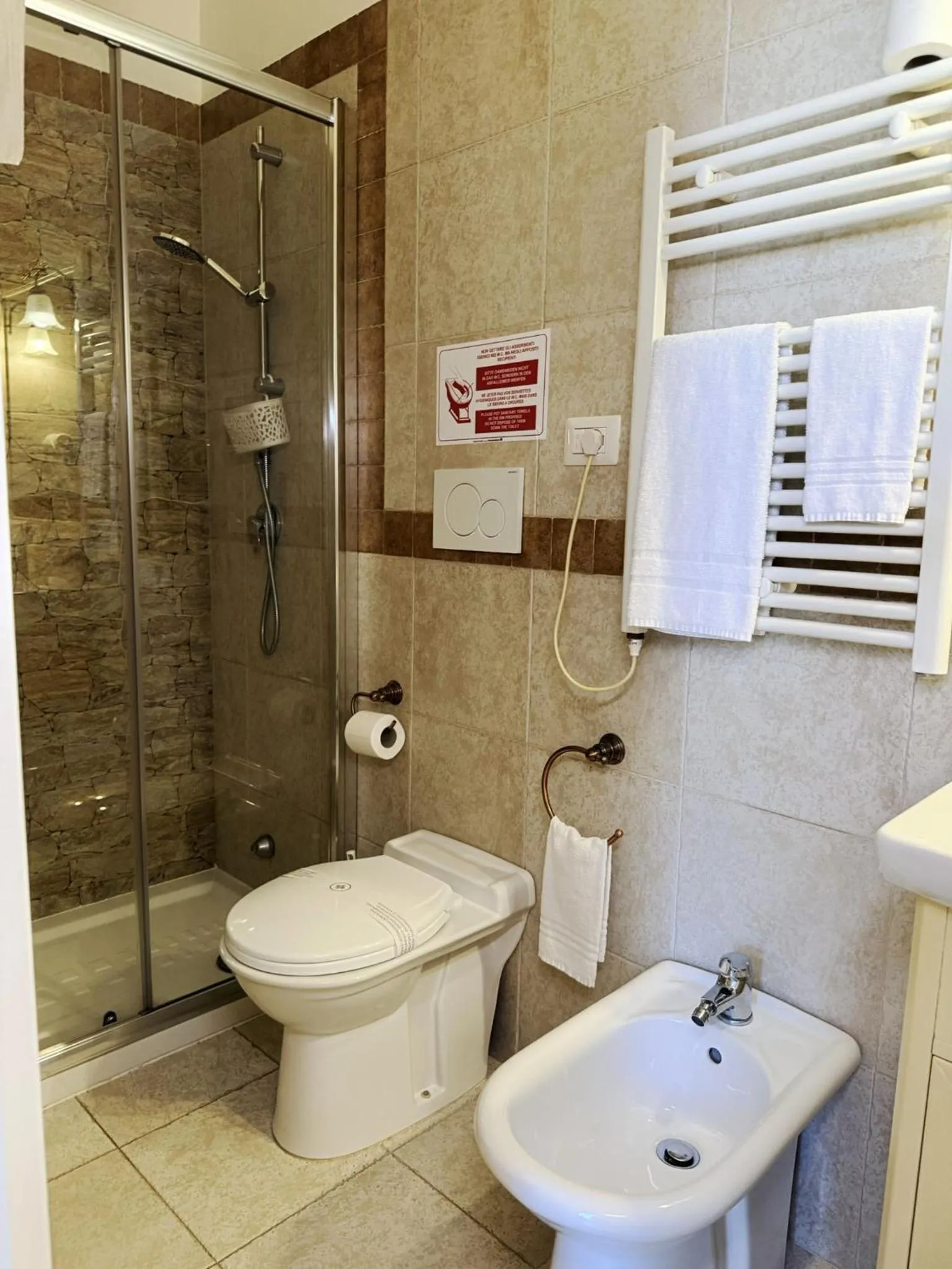 Shower in DONNA LUCREZIA b&b Boutique Hotel Style - Relax & Business stay