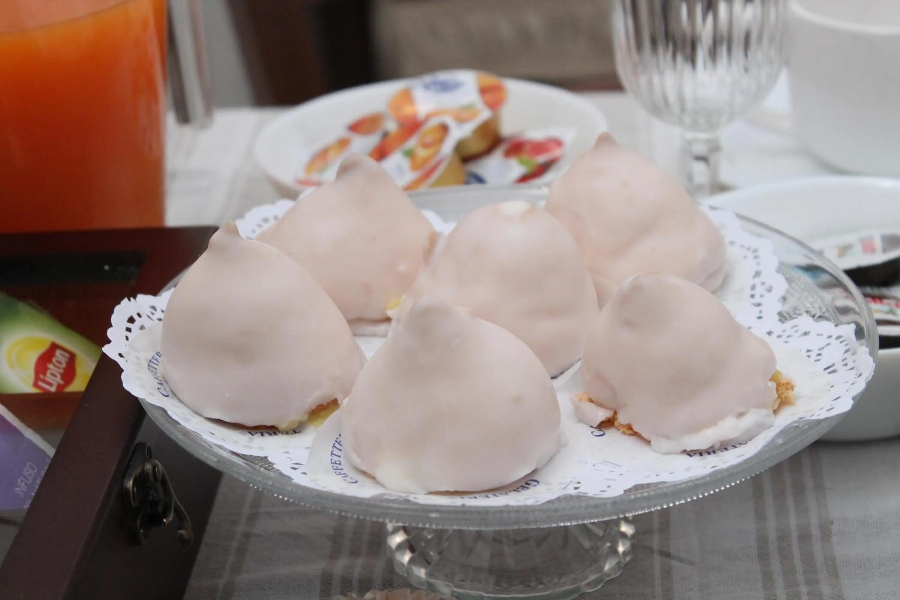 Food and drinks in DONNA LUCREZIA b&b Boutique Hotel Style - Relax & Business stay