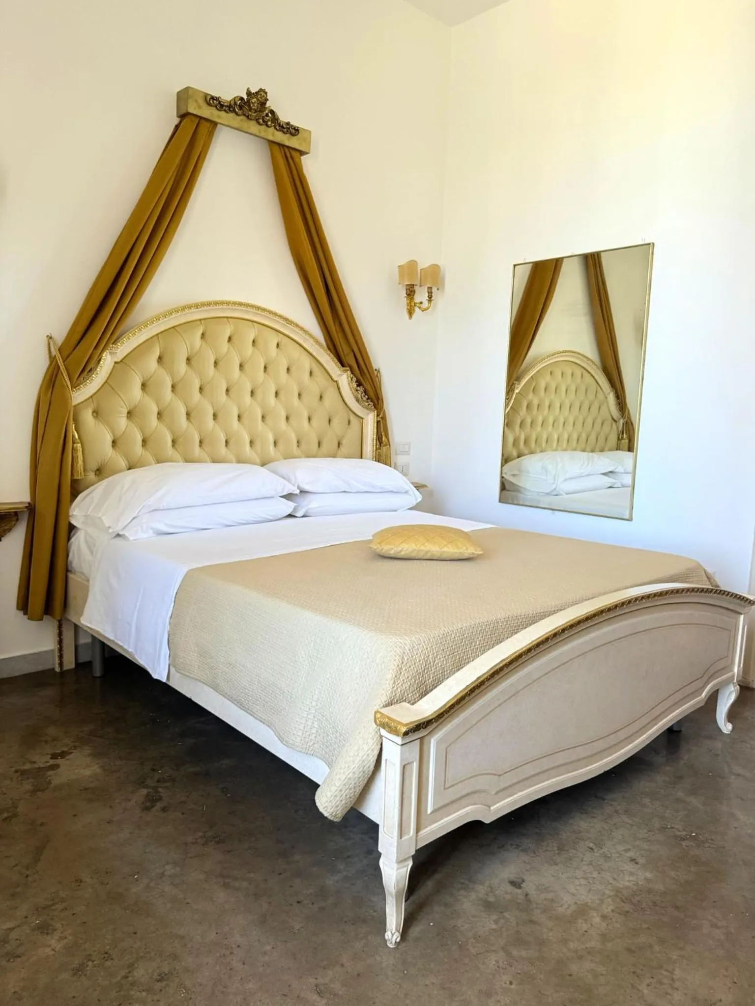 Bed in DONNA LUCREZIA b&b Boutique Hotel Style - Relax & Business stay