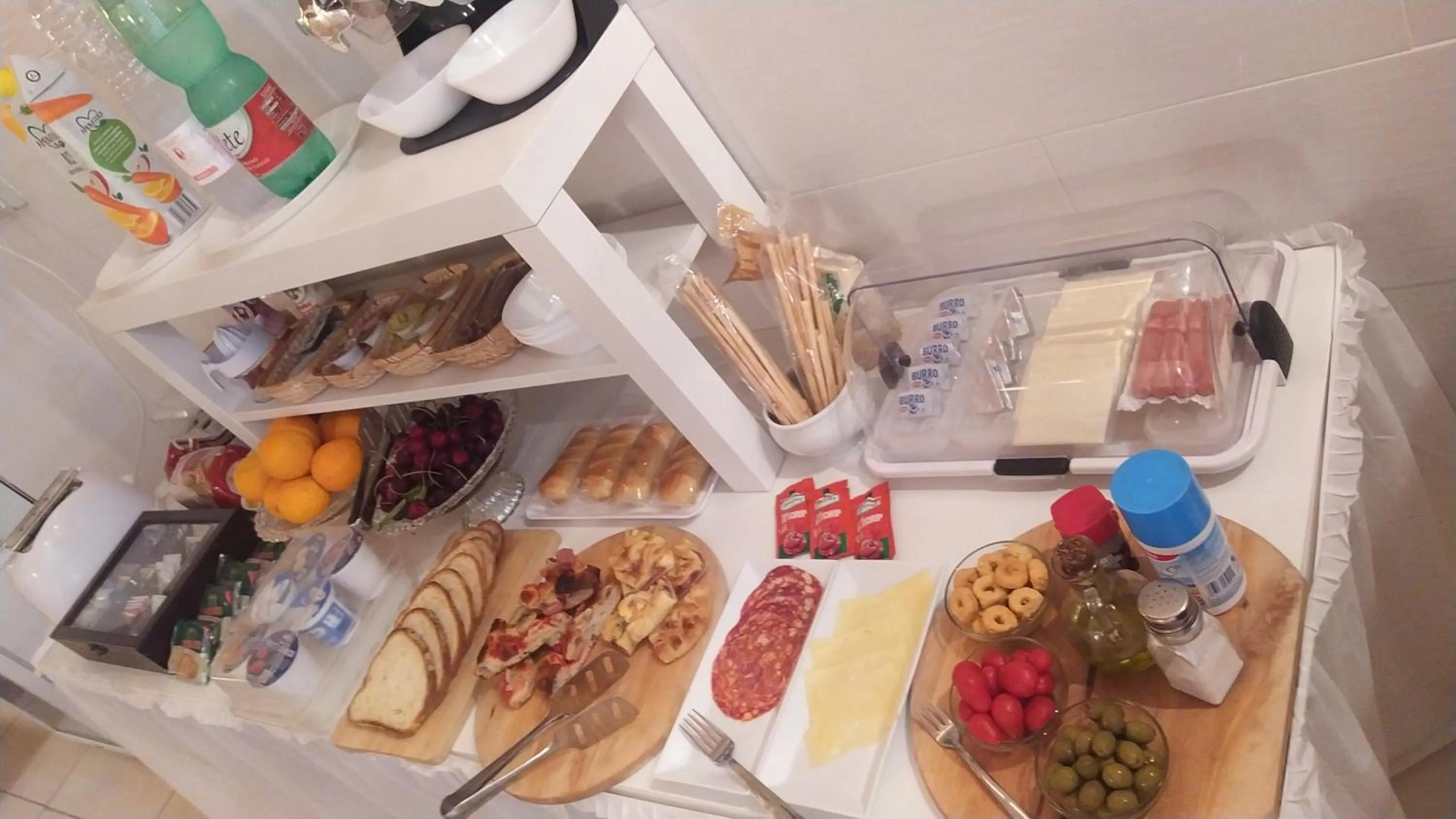 Food and drinks in DONNA LUCREZIA b&b Boutique Hotel Style - Relax & Business stay