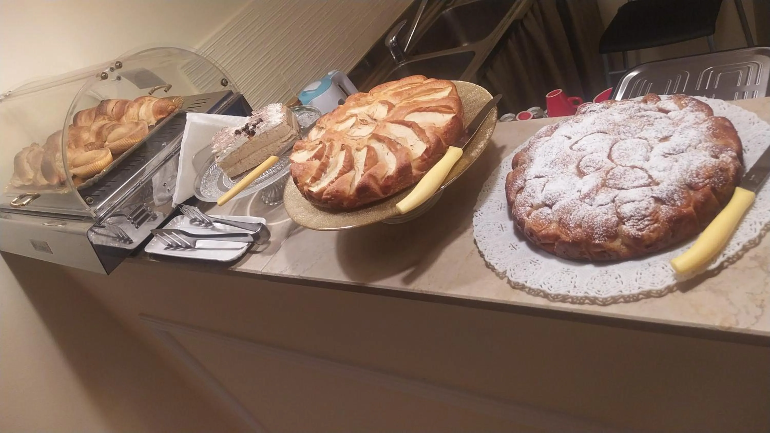 Food and drinks in DONNA LUCREZIA b&b Boutique Hotel Style - Relax & Business stay