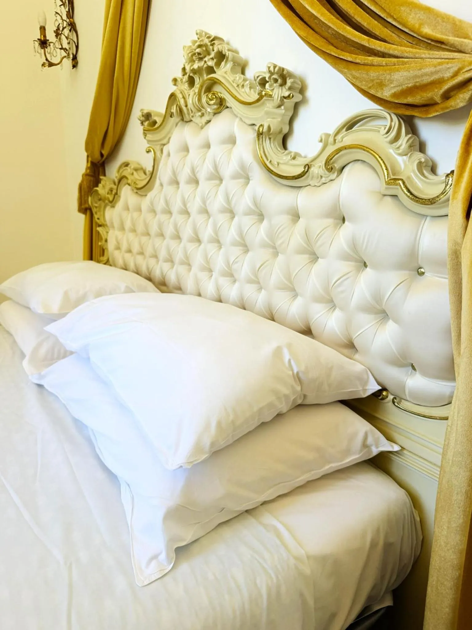 Bed in DONNA LUCREZIA b&b Boutique Hotel Style - Relax & Business stay